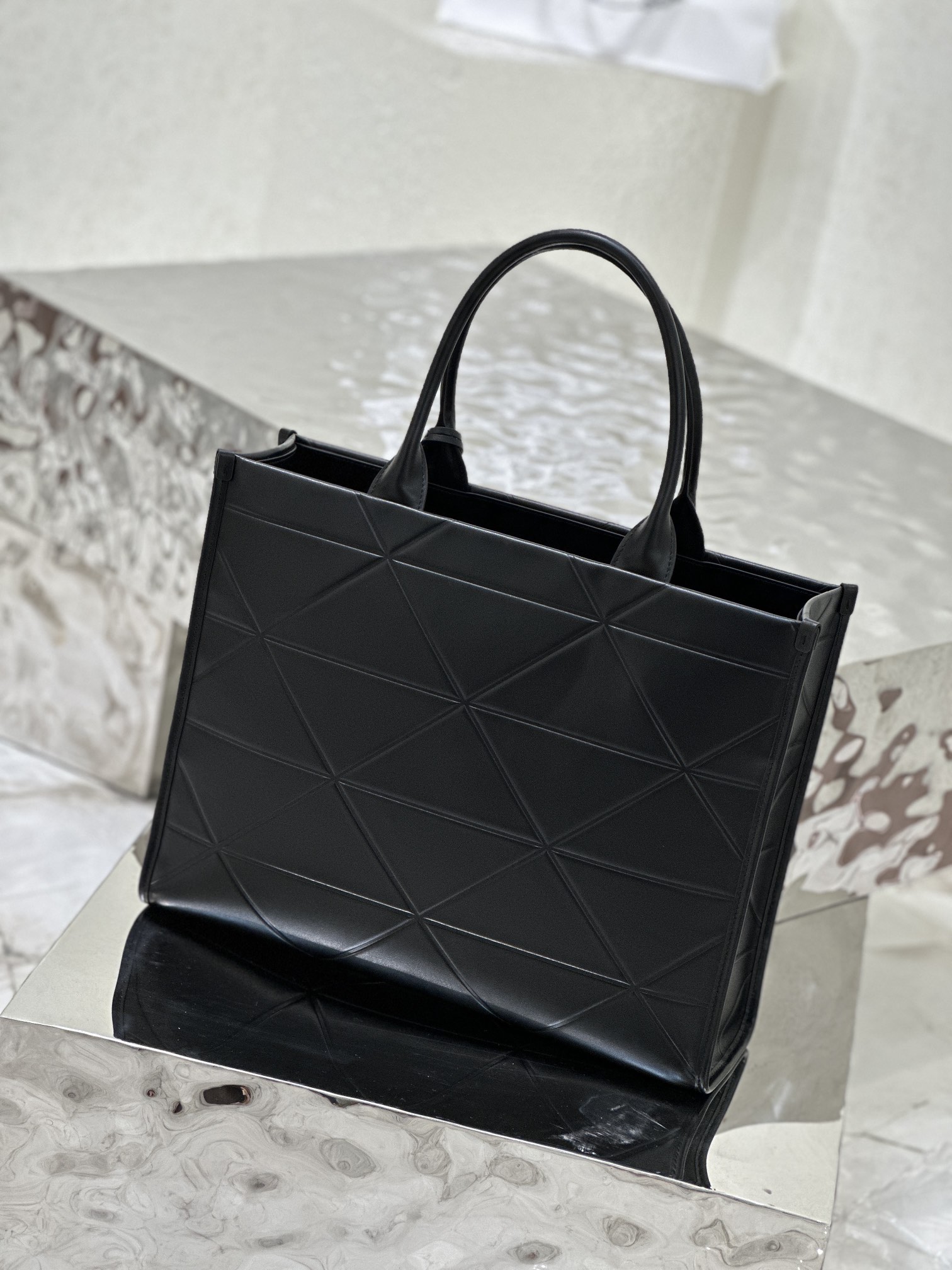 Triangle diamond pattern tote bag (large size), made of imported calf leather. Model No: 1BA377  