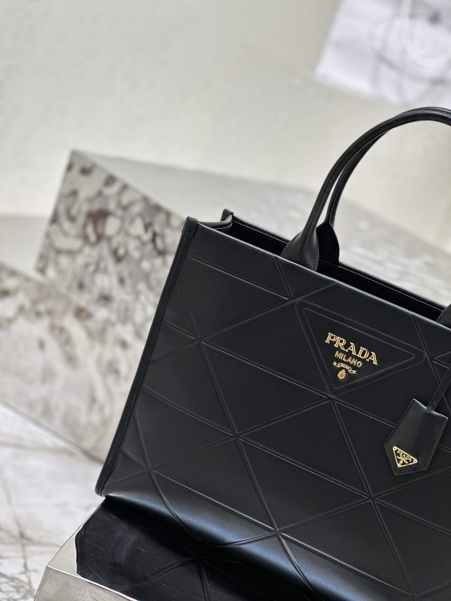 Triangle diamond pattern tote bag (large size), made of imported calf leather. Model No: 1BA377  