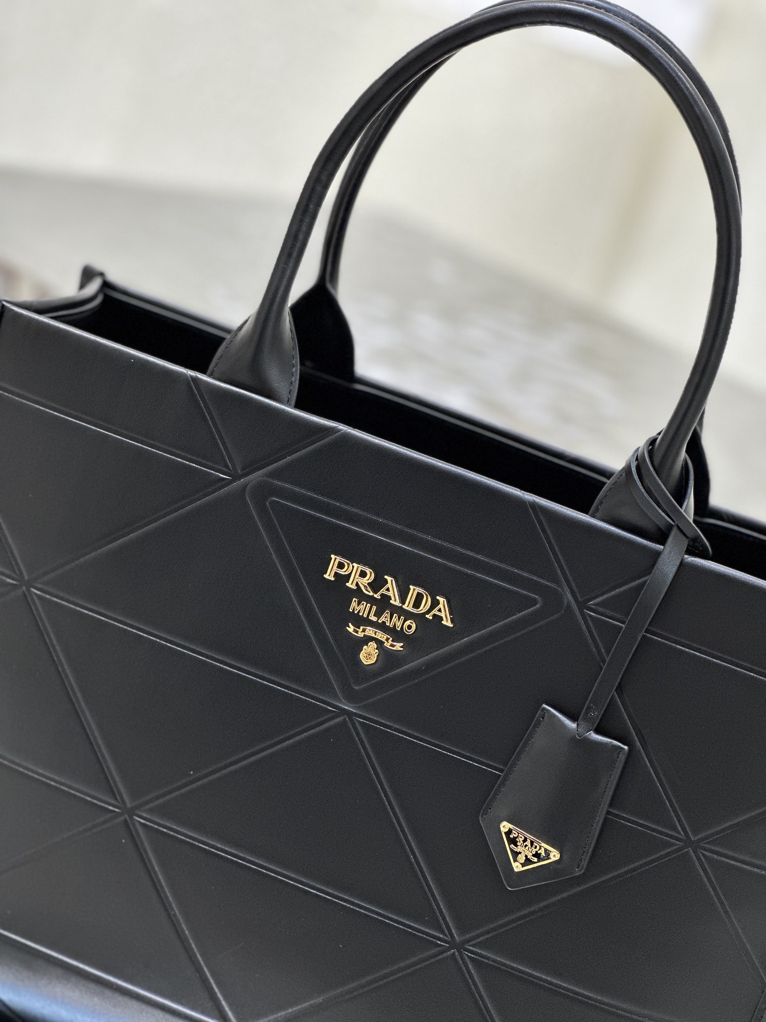 Triangle diamond pattern tote bag (large size), made of imported calf leather. Model No: 1BA377  