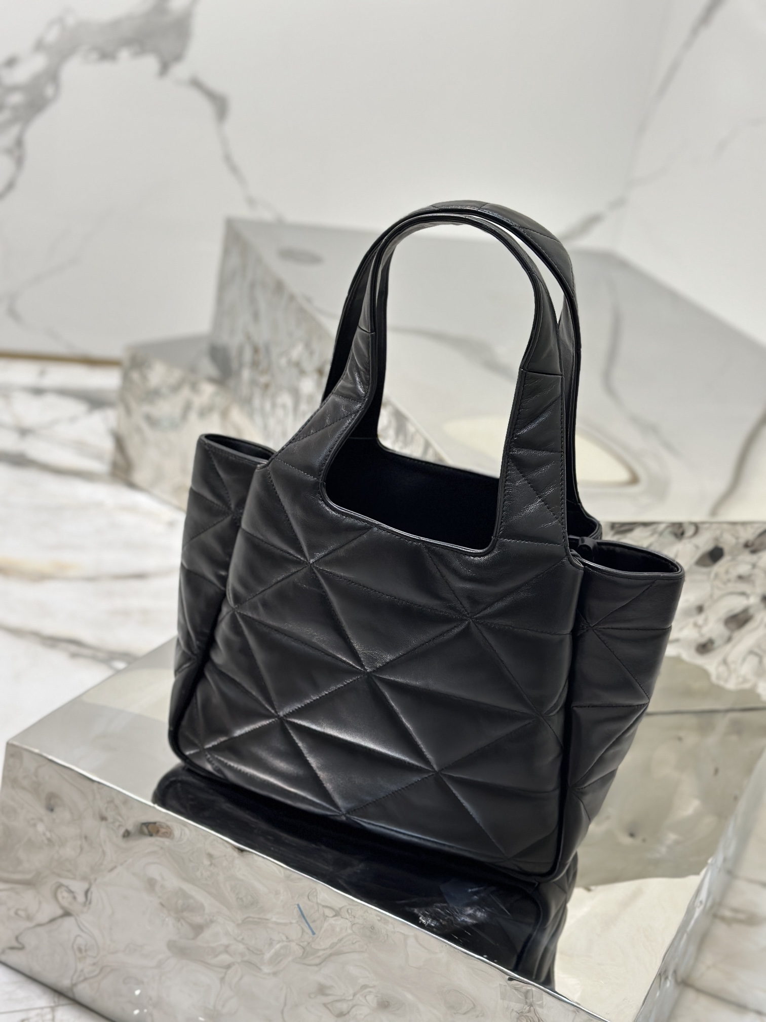 Diamond pattern tote bag (medium size), diamond pattern basket, made of imported lamb leather. Model No: 1BG450