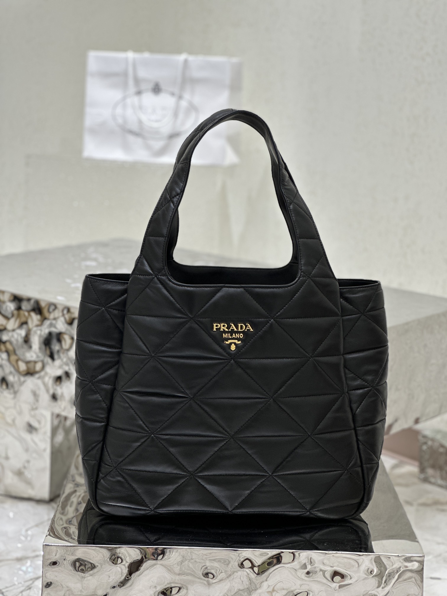 Diamond pattern tote bag (large size), made of imported lamb leather. Model No: 1BG449  