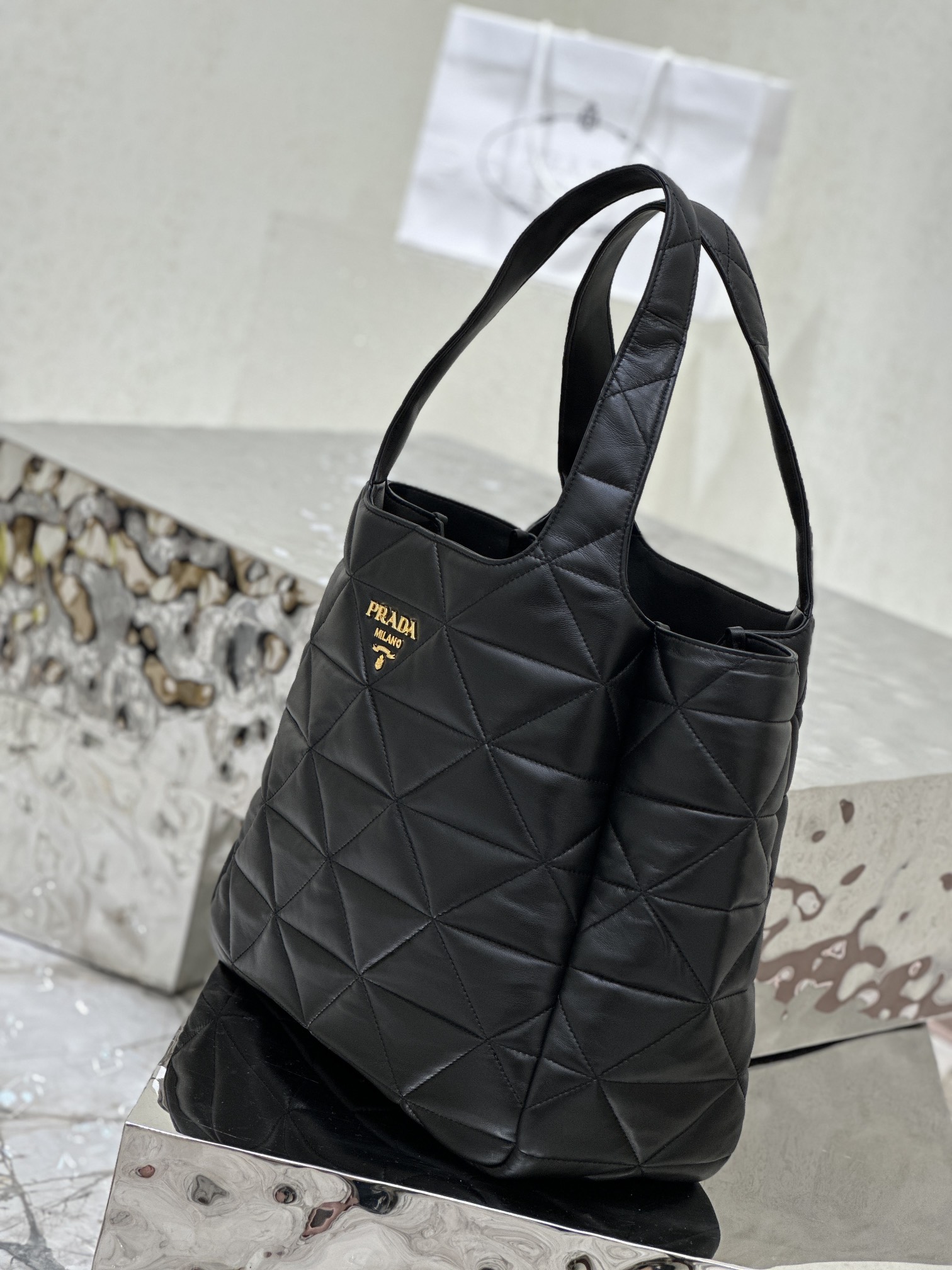 Diamond pattern tote bag (large size), made of imported lamb leather. Model No: 1BG449  