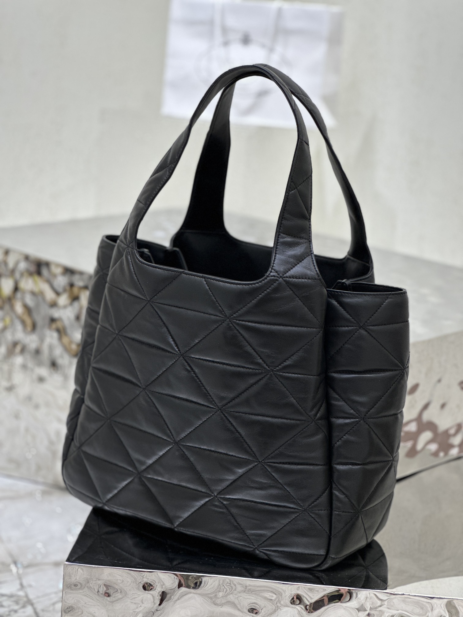 Diamond pattern tote bag (large size), made of imported lamb leather. Model No: 1BG449  