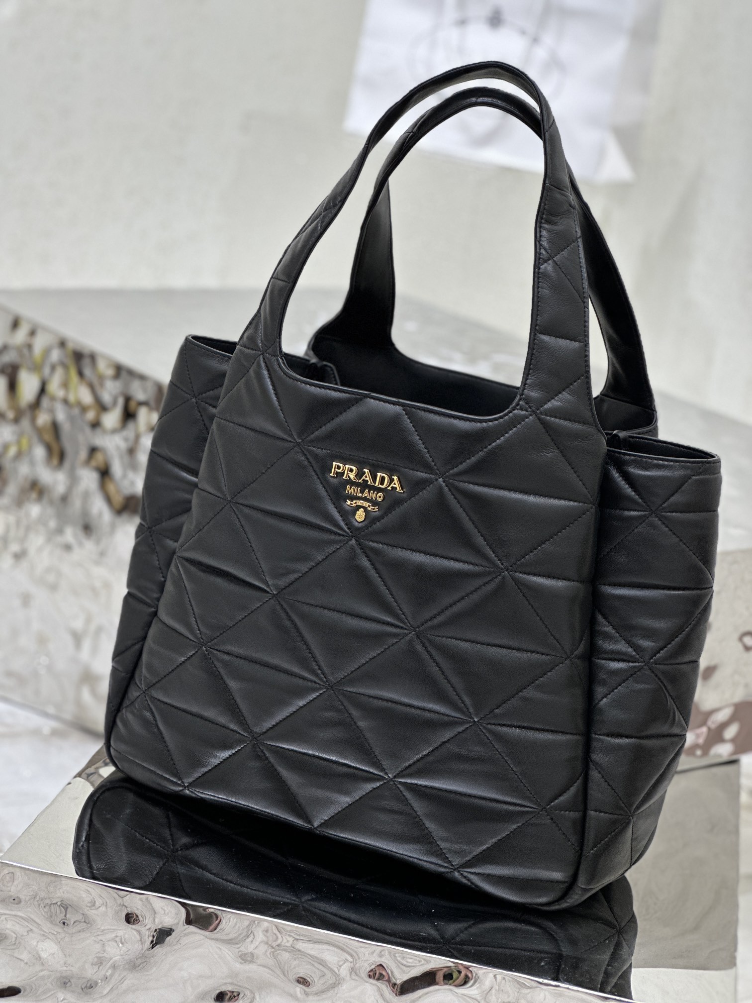 Diamond pattern tote bag (large size), made of imported lamb leather. Model No: 1BG449  