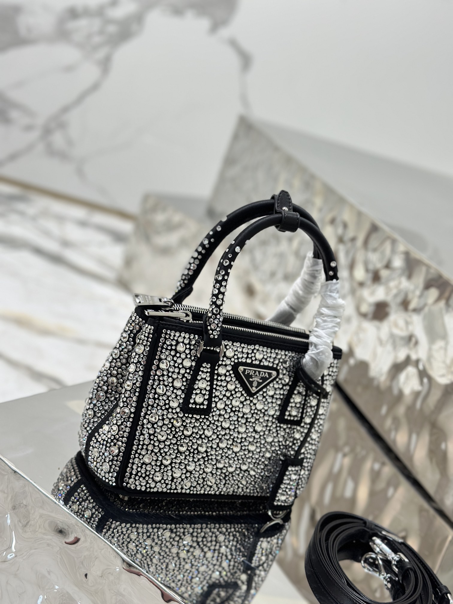 Crystal killer bag, made of imitation crystal and satin material. Model No: 1BA906  