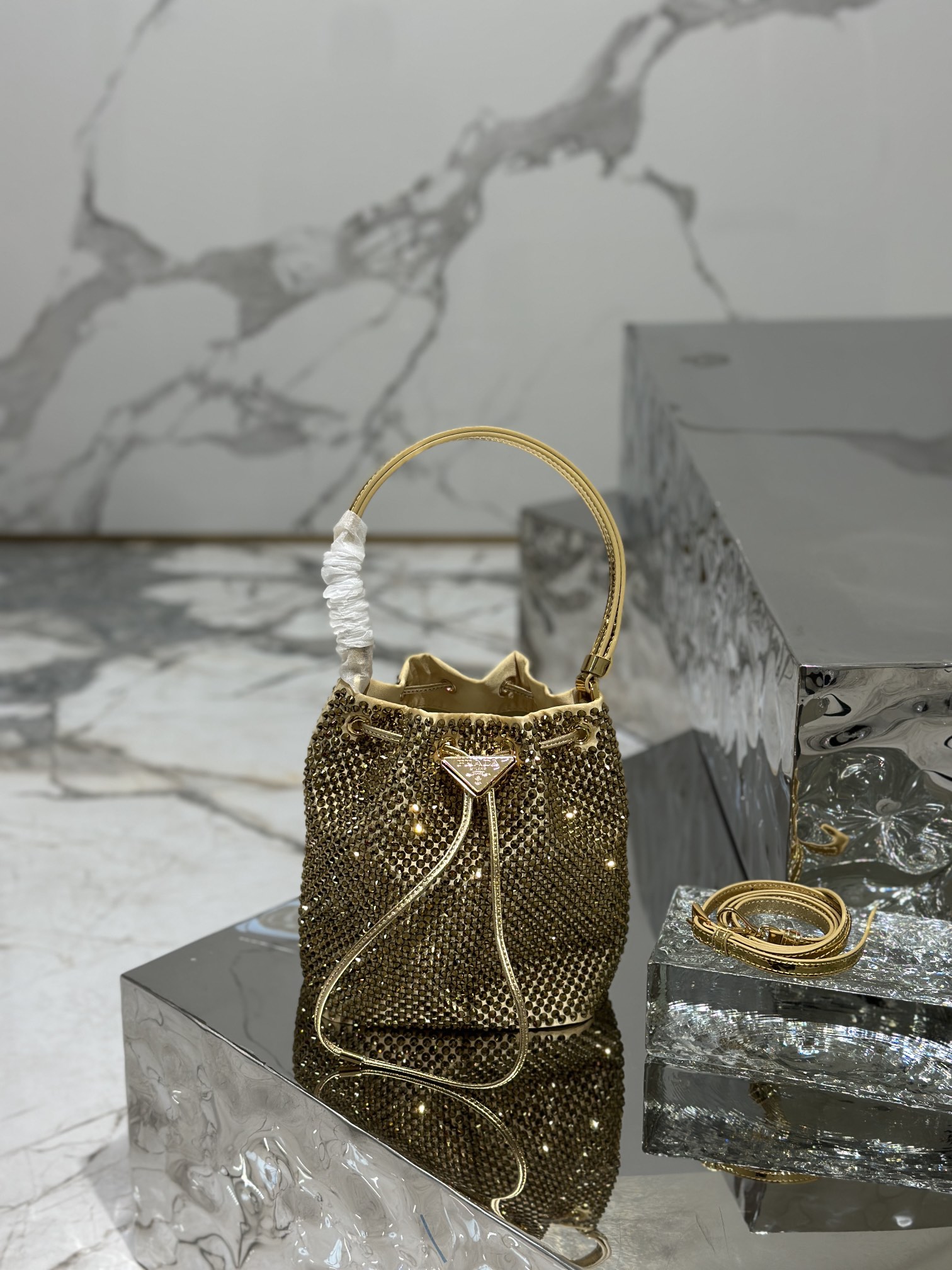 Crystal bucket bag, made of imported imitation crystal and satin material. Model No: 1BE067  