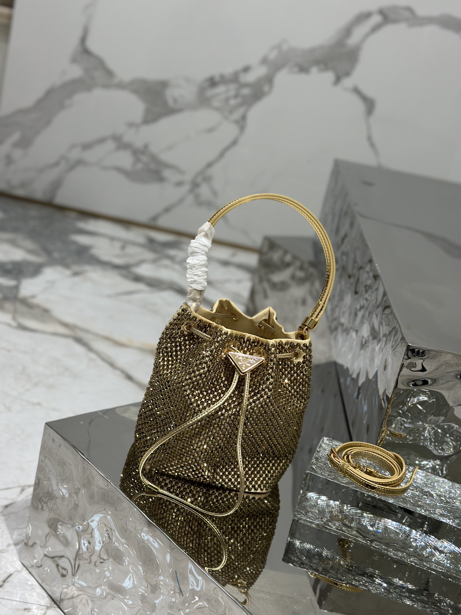 Crystal bucket bag, made of imported imitation crystal and satin material. Model No: 1BE067  