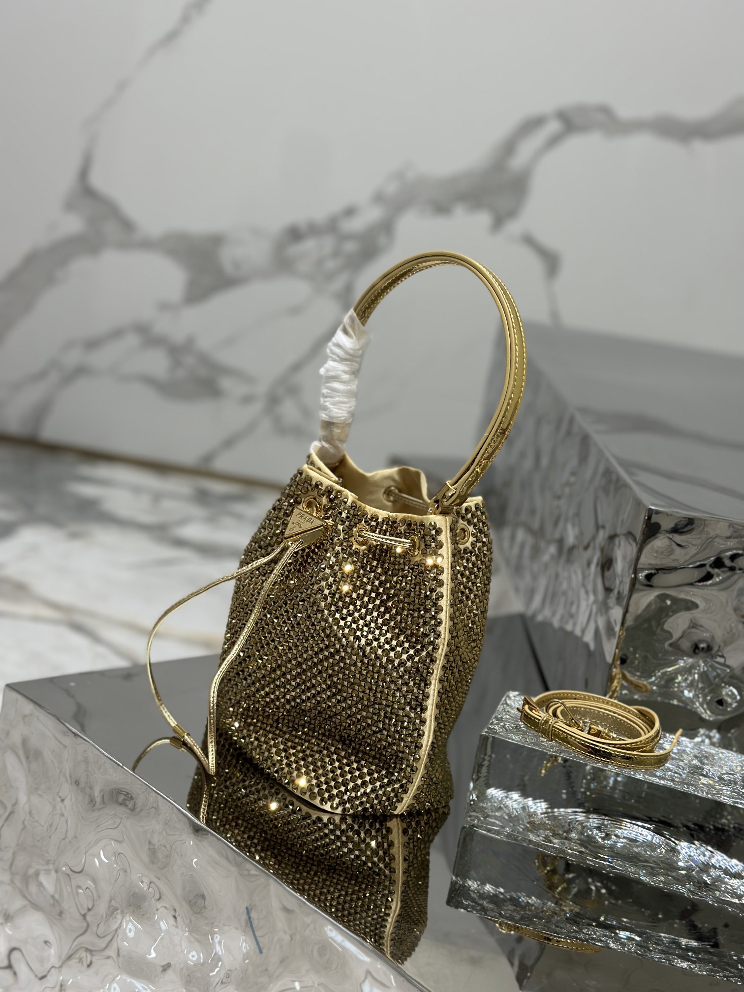 Crystal bucket bag, made of imported imitation crystal and satin material. Model No: 1BE067  