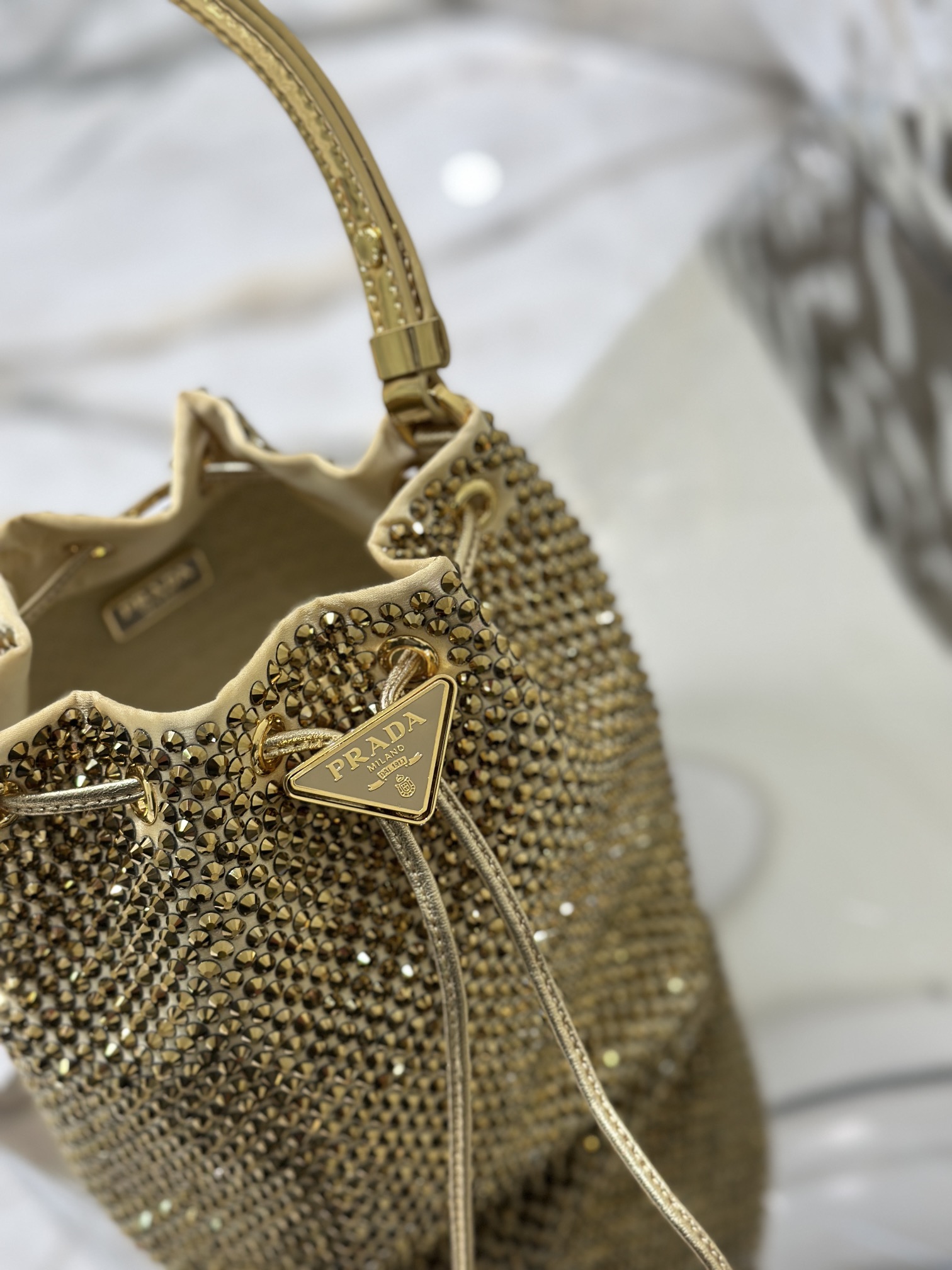 Crystal bucket bag, made of imported imitation crystal and satin material. Model No: 1BE067  