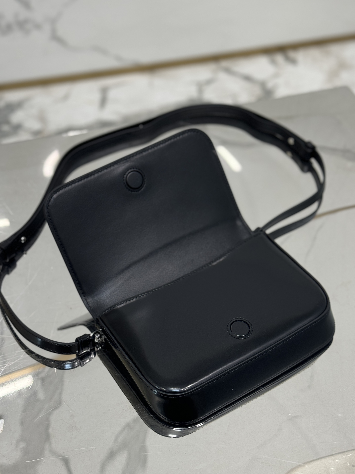 Shiny leather phone bag. Model No: 2VD061  