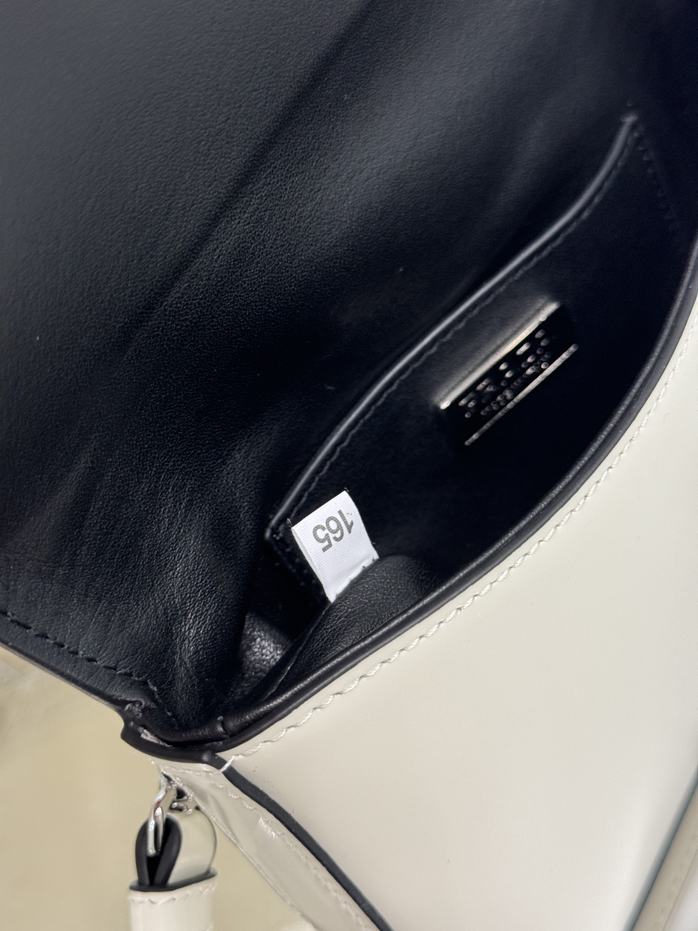 Shiny leather phone bag. Model No: 2VD061  