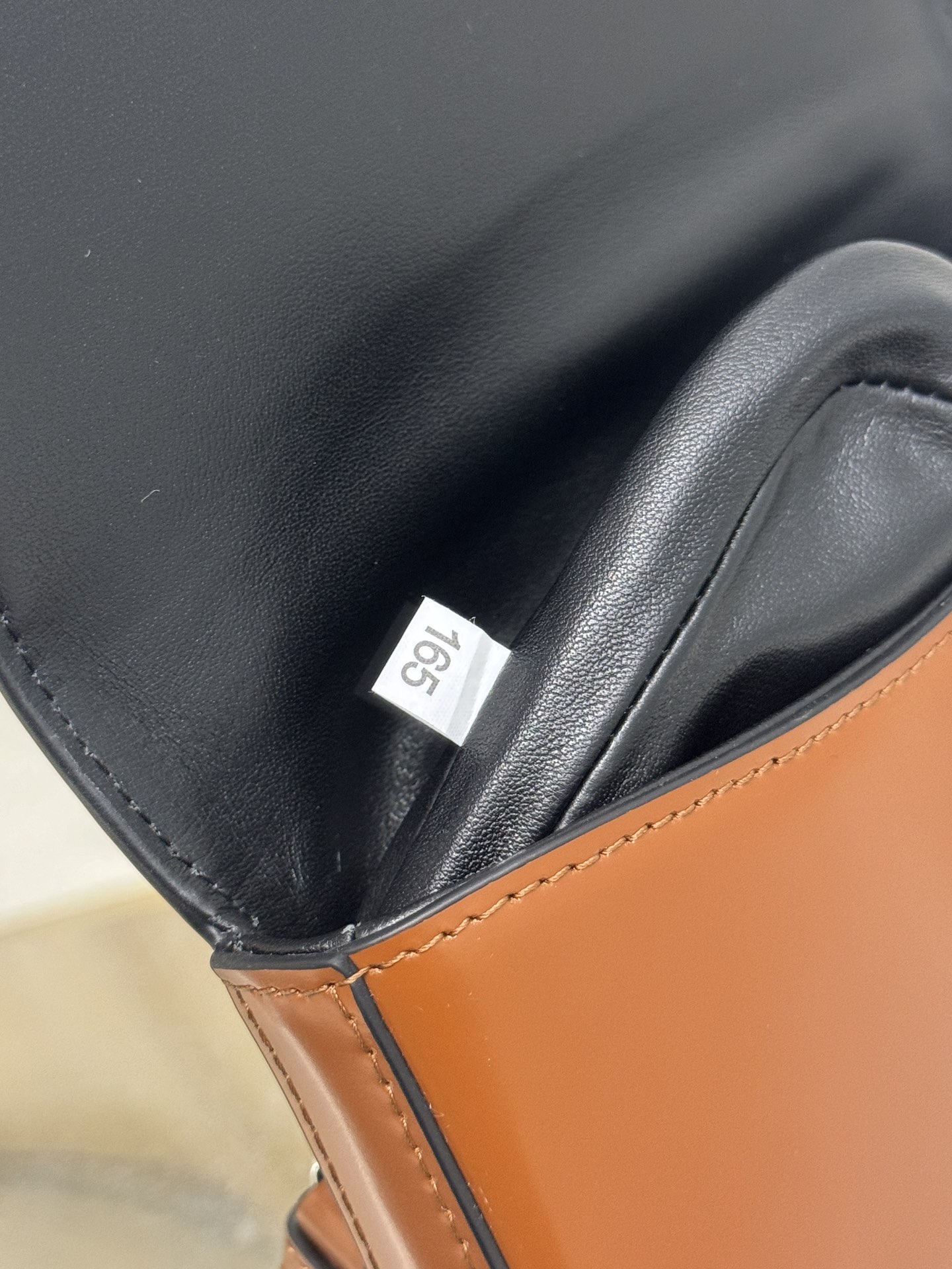 Shiny leather phone bag. Model No: 2VD061  