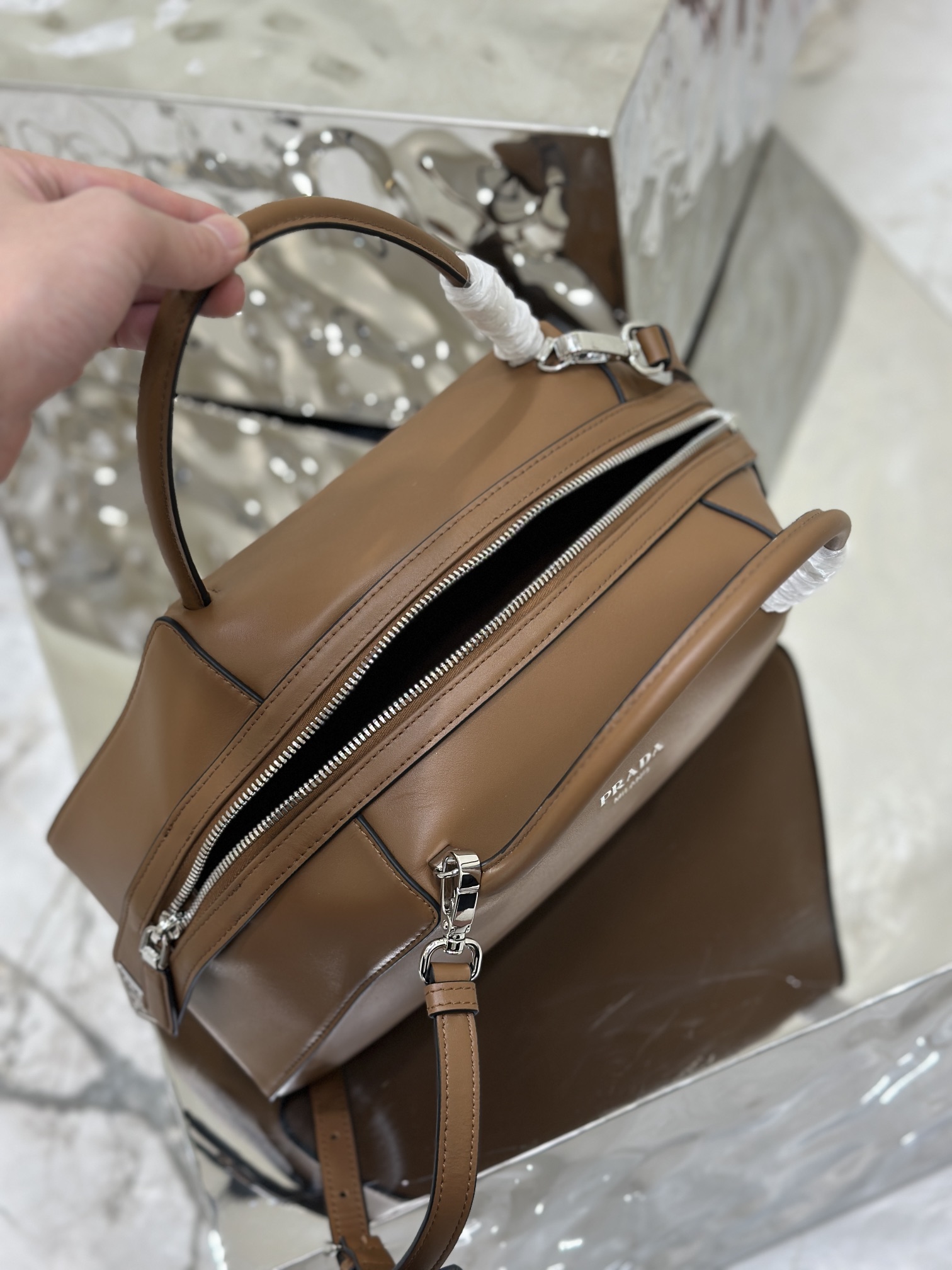 Autumn and winter large size bag, made of plain cowhide with soft sheepskin interior. Model No: 1BA365  