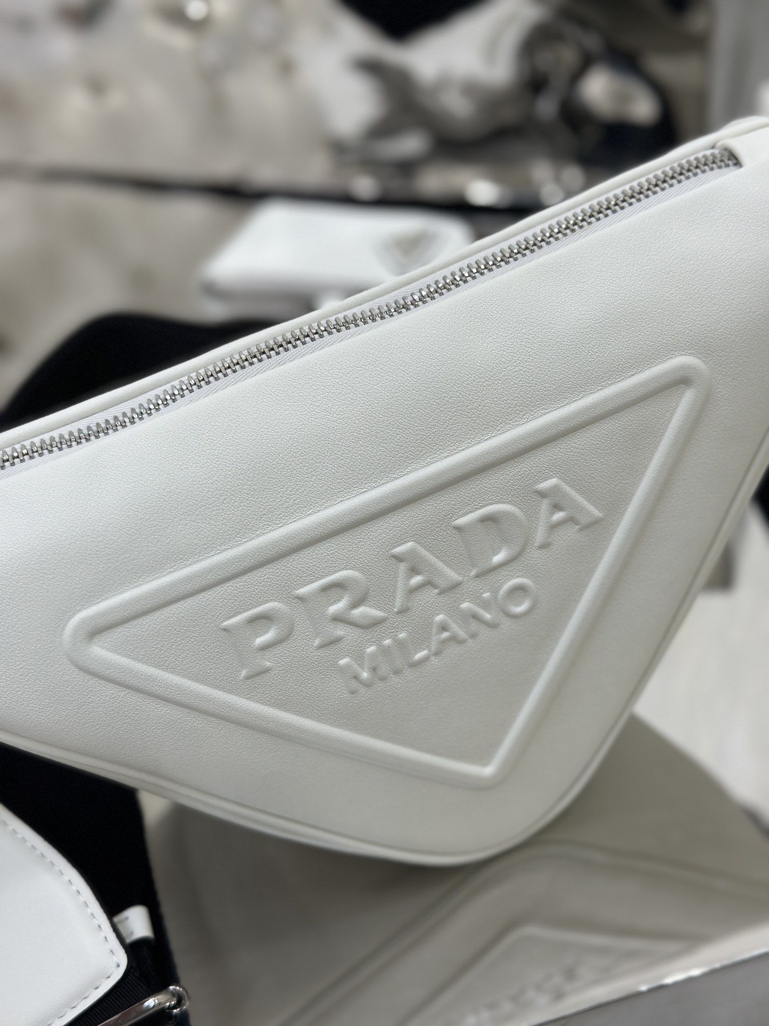 Prada small cowhide triangular bag, made of imported soft and delicate cowhide. Model No: 1BH190  