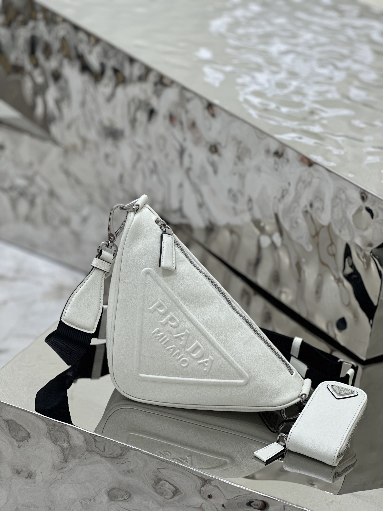 Prada small cowhide triangular bag, made of imported soft and delicate cowhide. Model No: 1BH190  