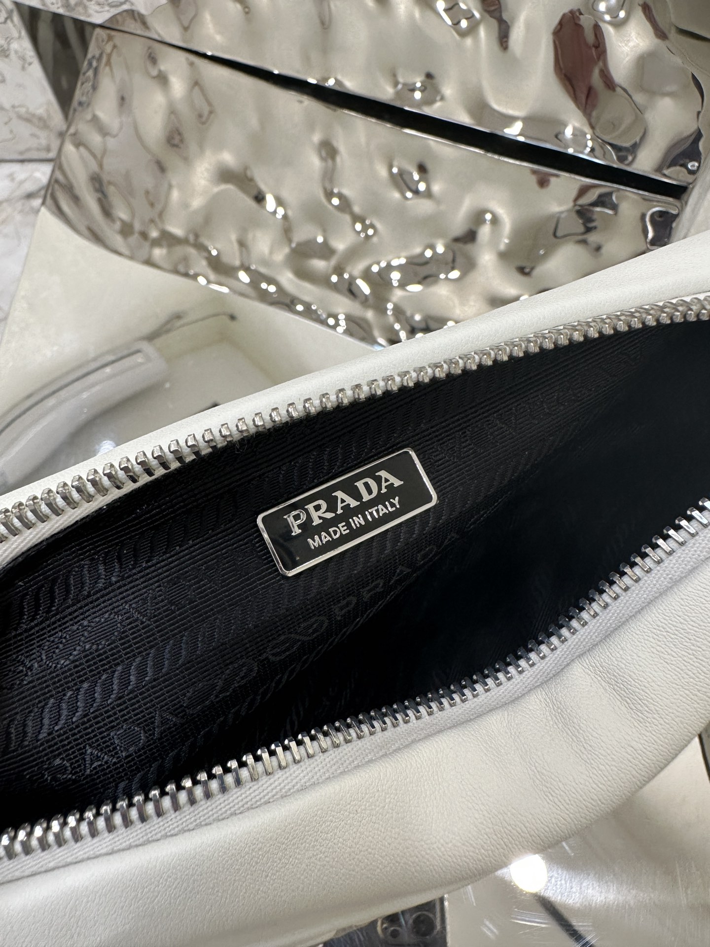 Prada small cowhide triangular bag, made of imported soft and delicate cowhide. Model No: 1BH190  