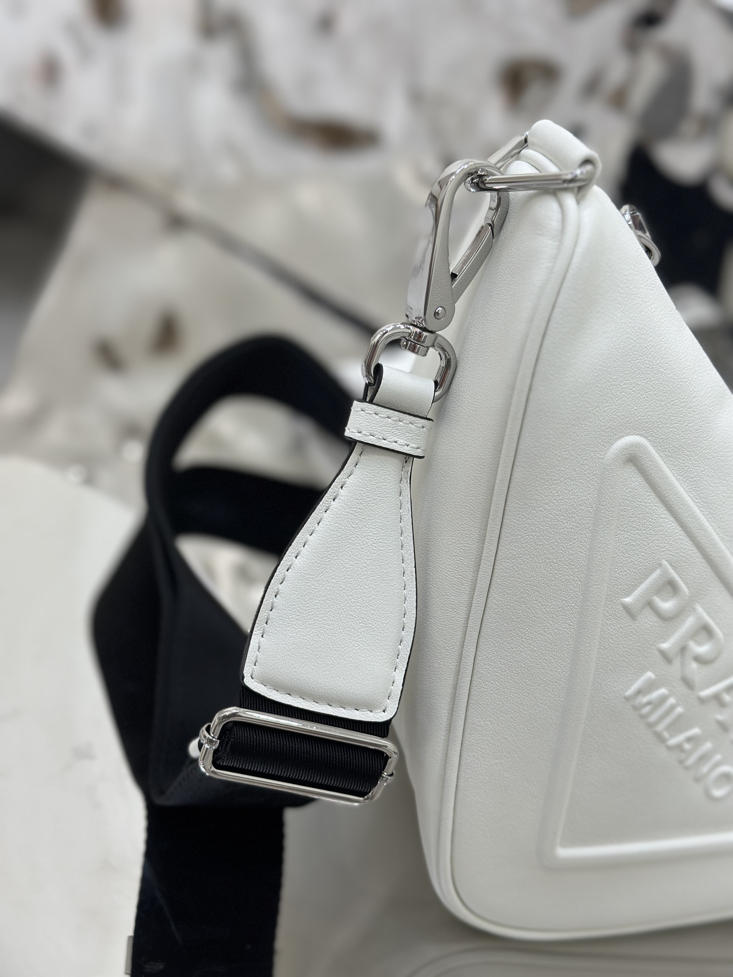 Prada small cowhide triangular bag, made of imported soft and delicate cowhide. Model No: 1BH190  