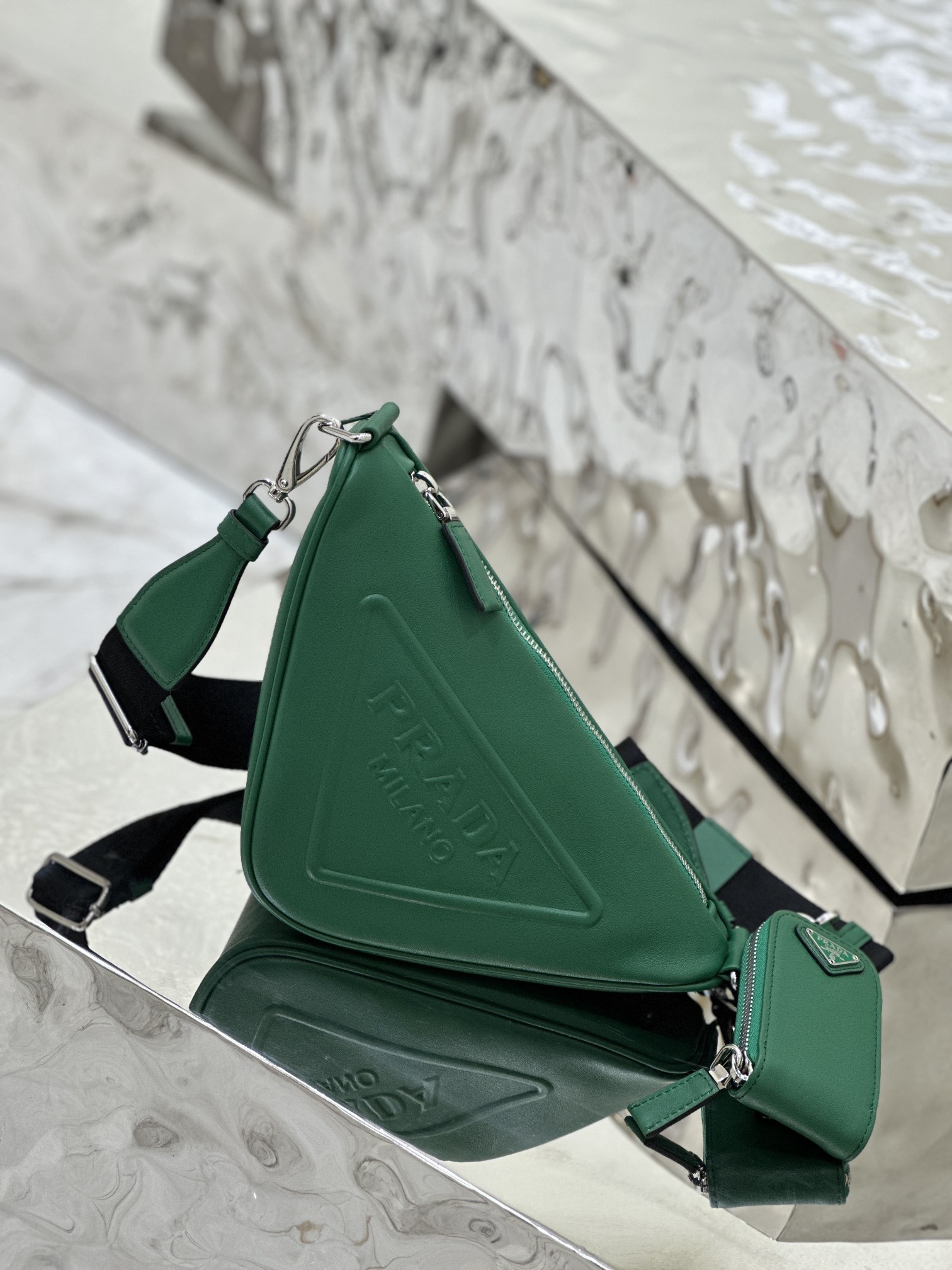 Prada small cowhide triangular bag, made of imported soft and delicate cowhide. Model No: 1BH190  