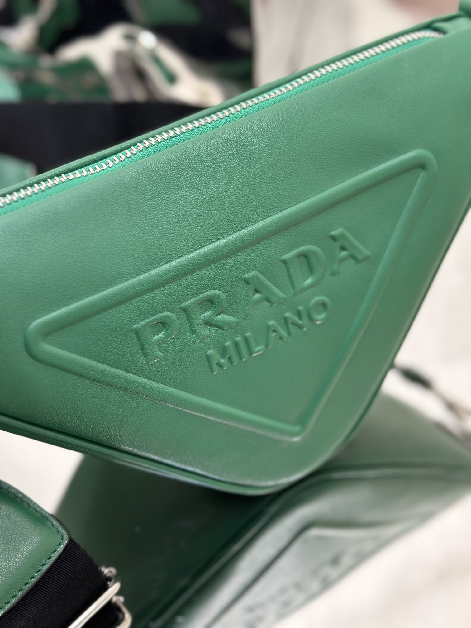 Prada small cowhide triangular bag, made of imported soft and delicate cowhide. Model No: 1BH190  