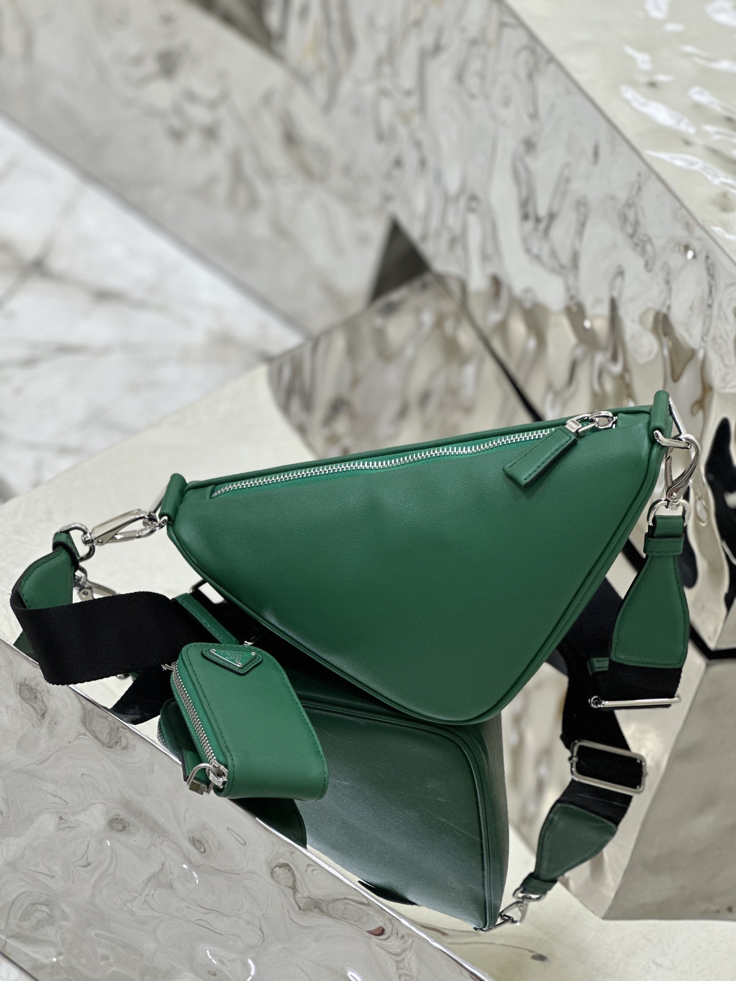 Prada small cowhide triangular bag, made of imported soft and delicate cowhide. Model No: 1BH190  