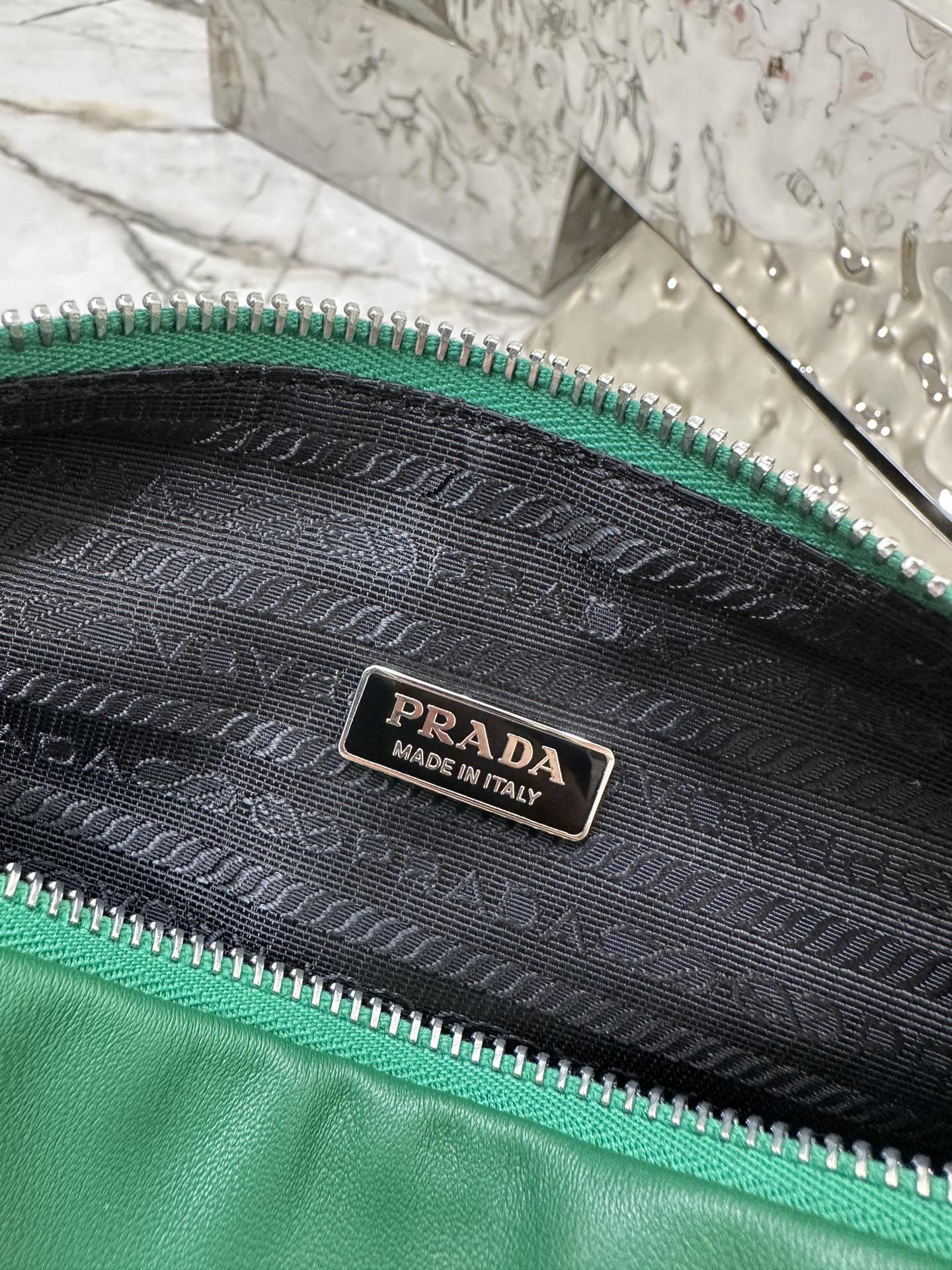 Prada small cowhide triangular bag, made of imported soft and delicate cowhide. Model No: 1BH190  