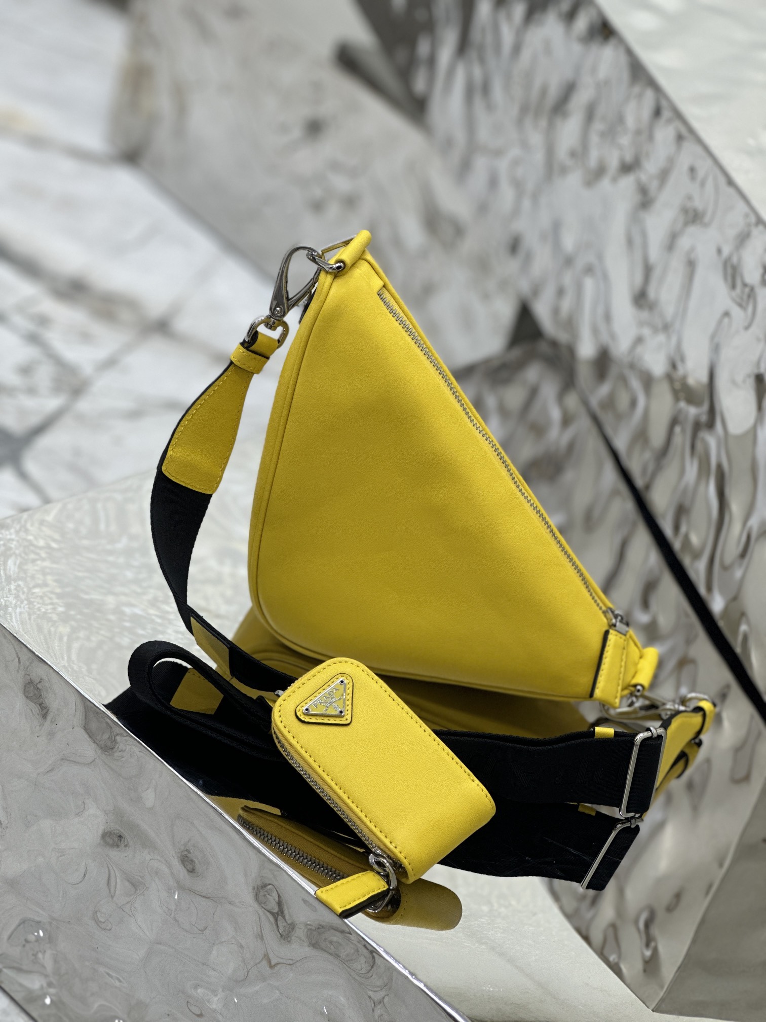 Prada small cowhide triangular bag, made of imported soft and delicate cowhide. Model No: 1BH190  