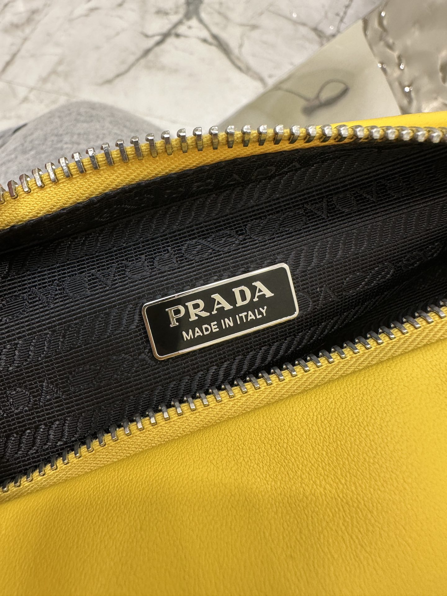 Prada small cowhide triangular bag, made of imported soft and delicate cowhide. Model No: 1BH190  