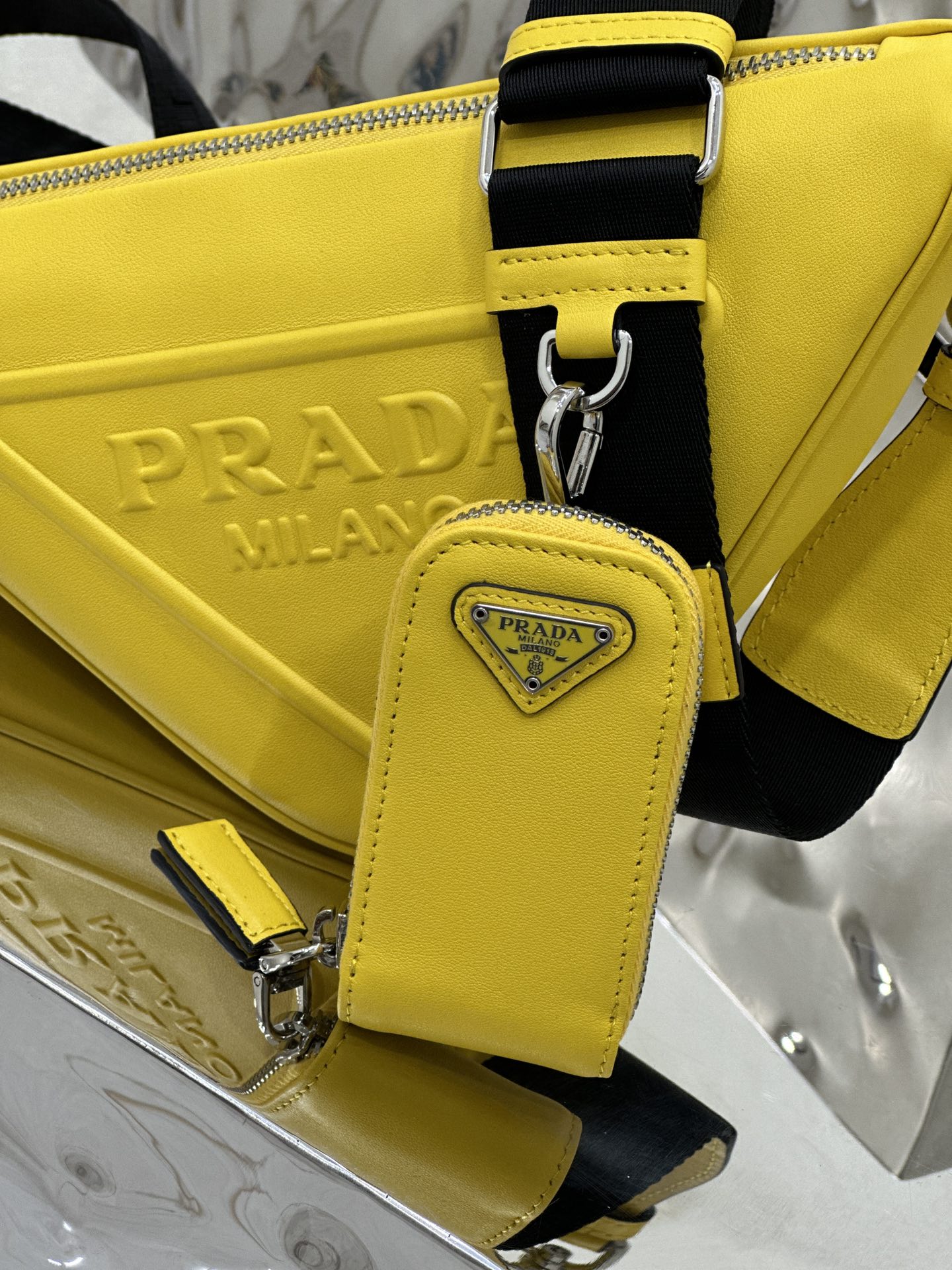 Prada small cowhide triangular bag, made of imported soft and delicate cowhide. Model No: 1BH190  