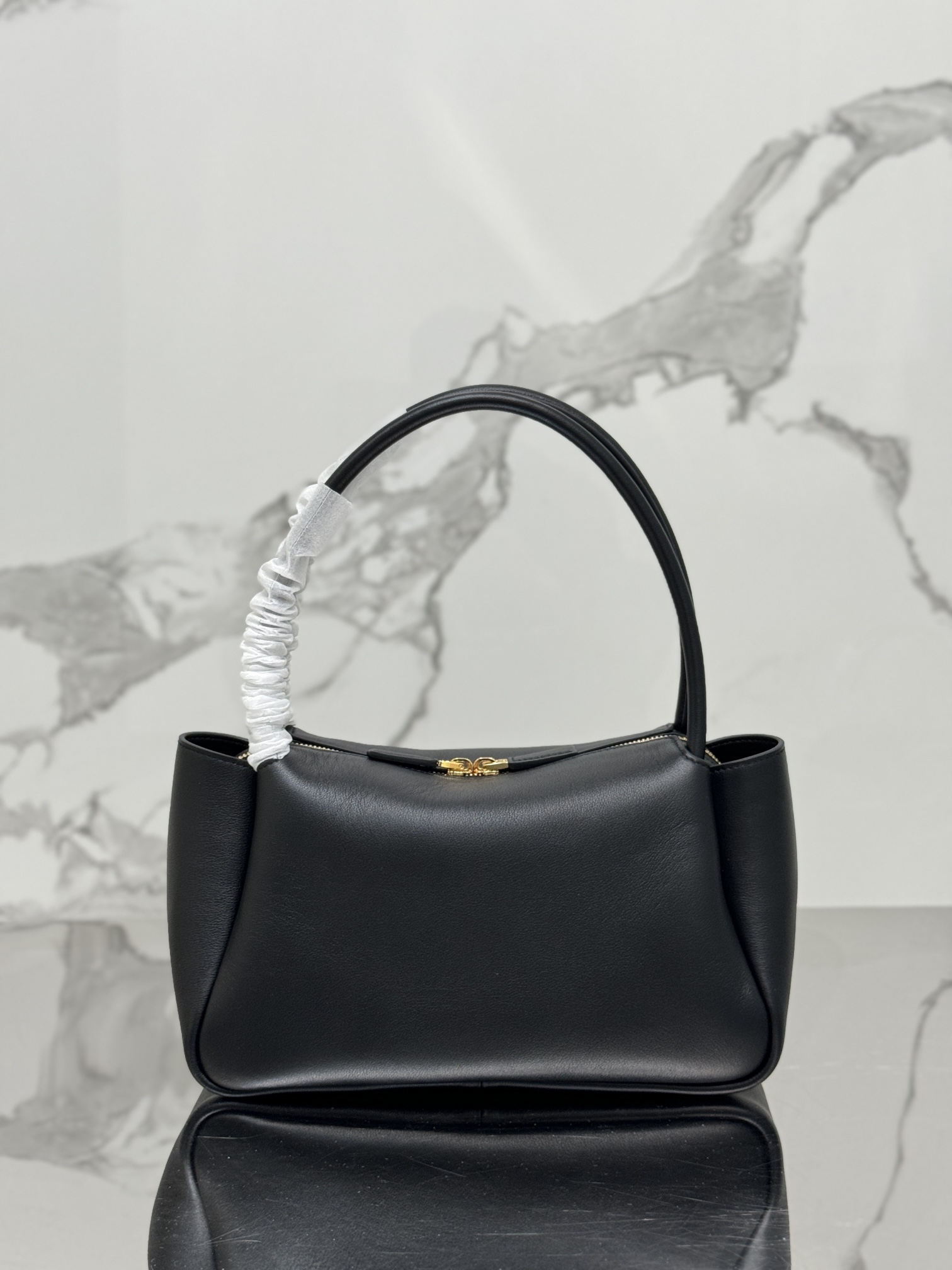 Leather handbag, made of imported cowhide with inner lining of imported lamb leather. Model No: 1BA444  