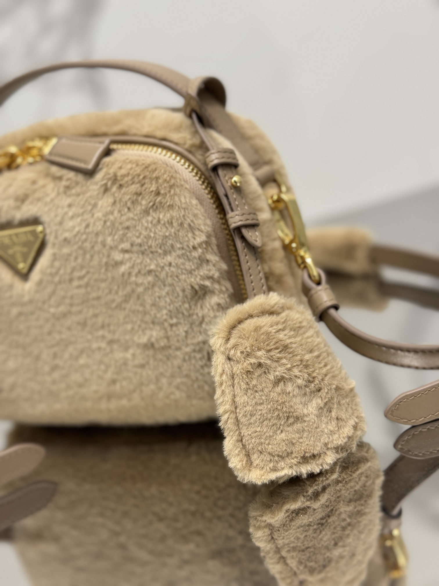 Furry handbag, made of soft sheepskin. Model No: 1BH208  