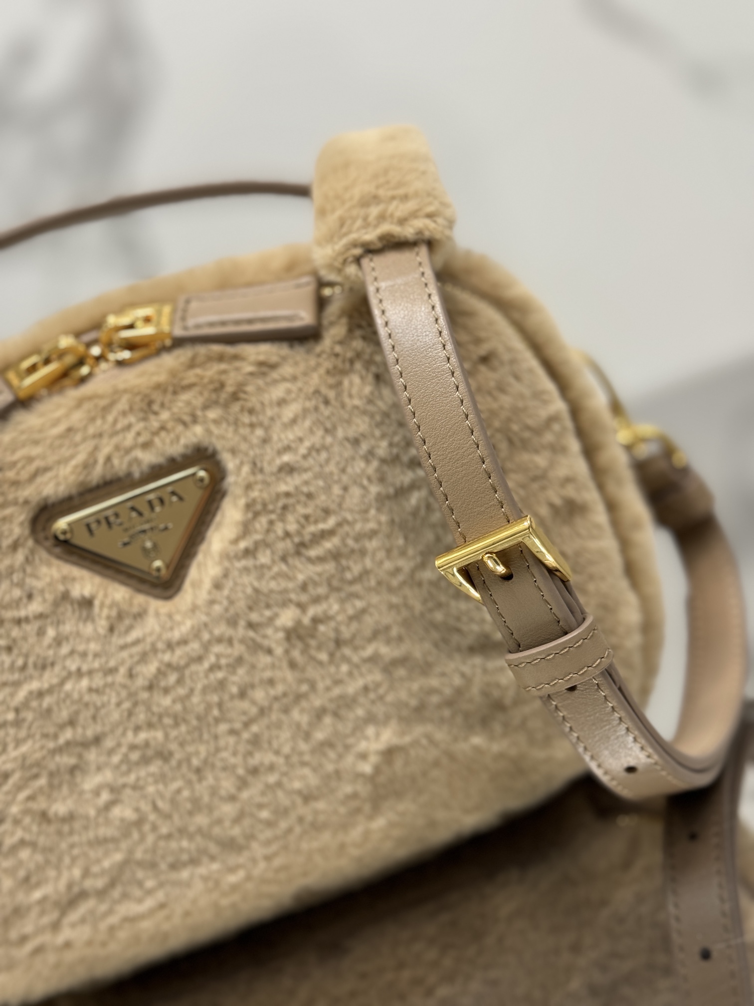 Furry handbag, made of soft sheepskin. Model No: 1BH208  