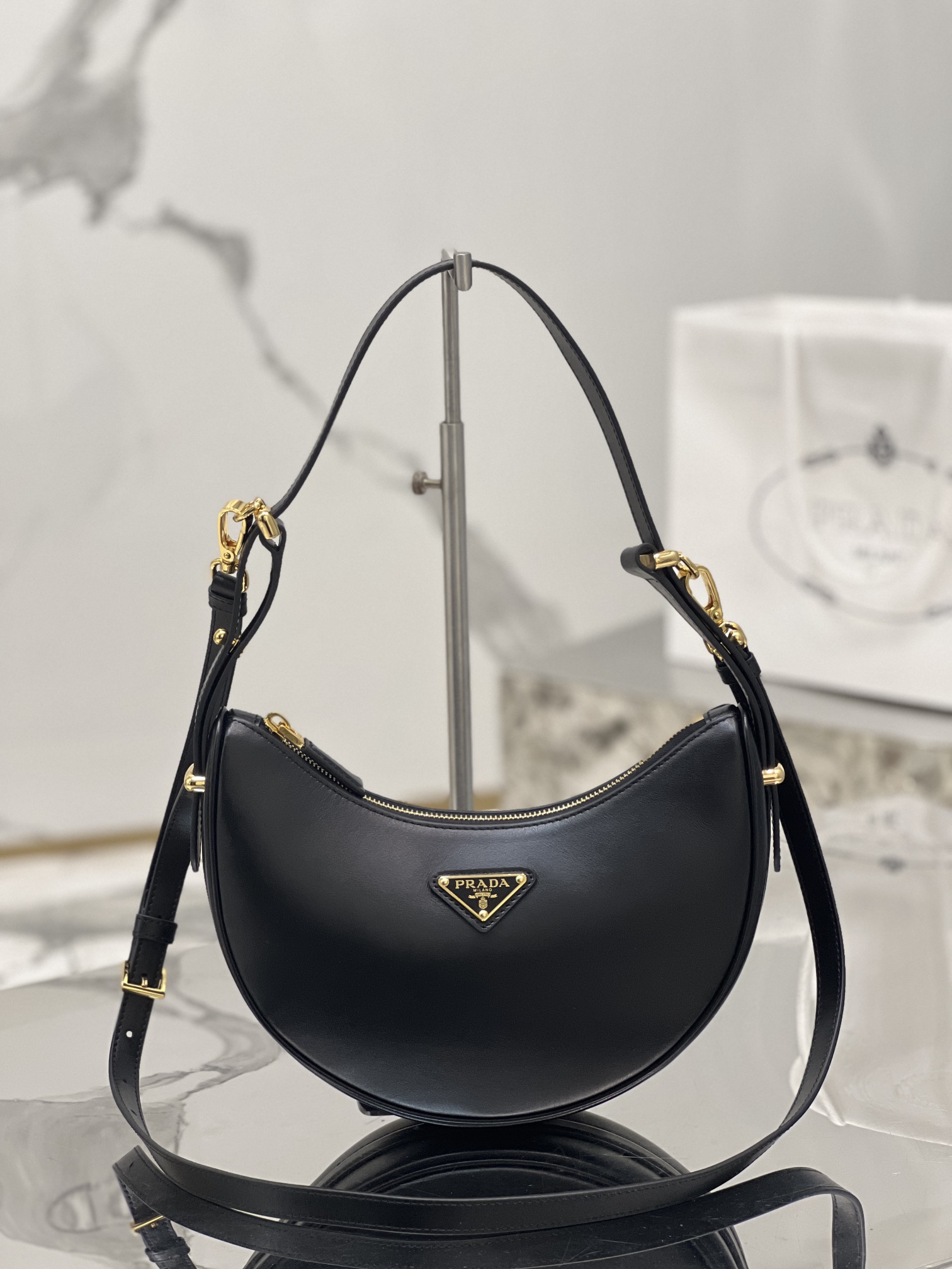 Moon handbag, cowhide with imported lamb leather lining. Model number: 1BC194  