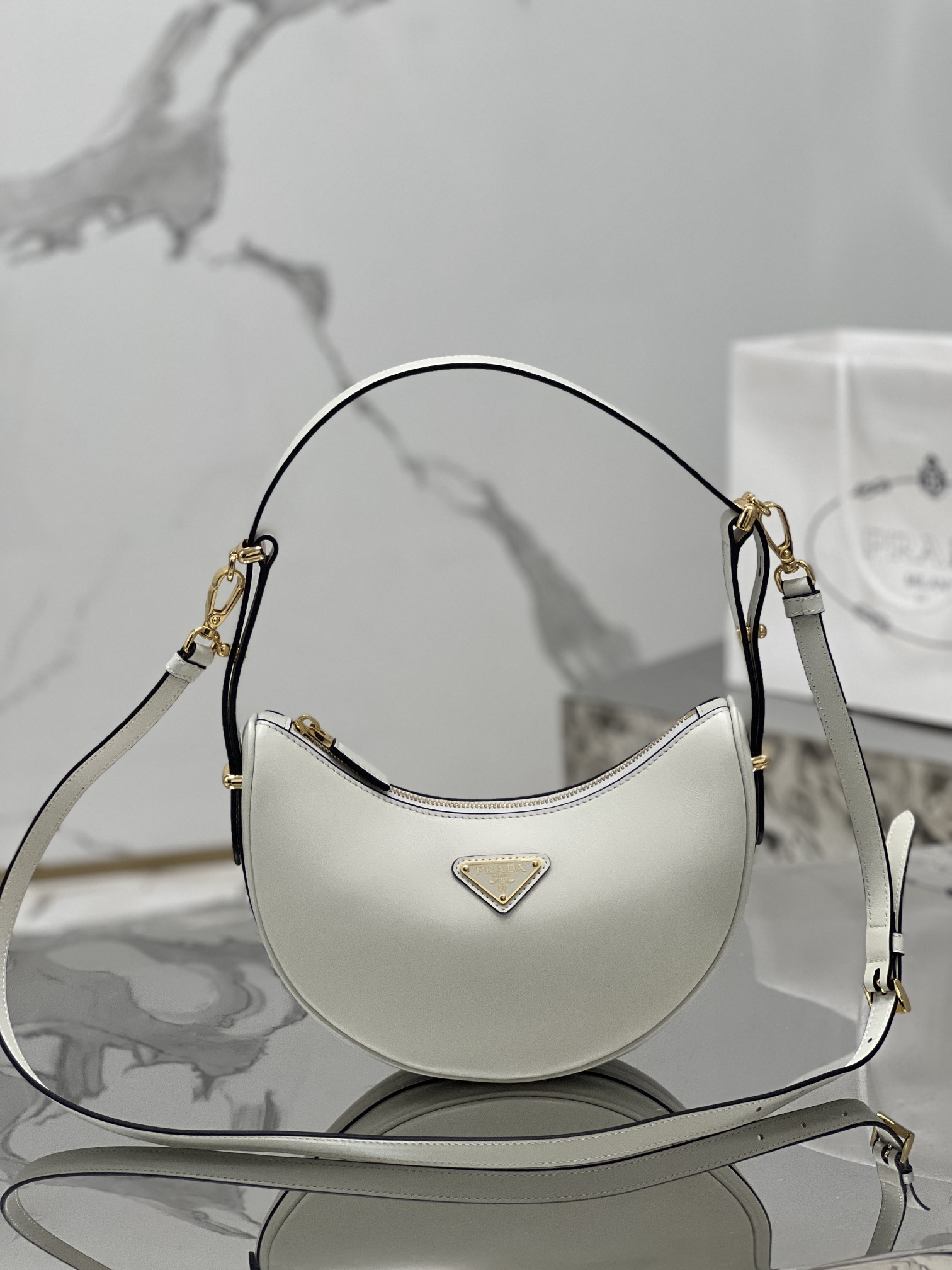 Moon handbag, cowhide with imported lamb leather lining. Model number: 1BC194  