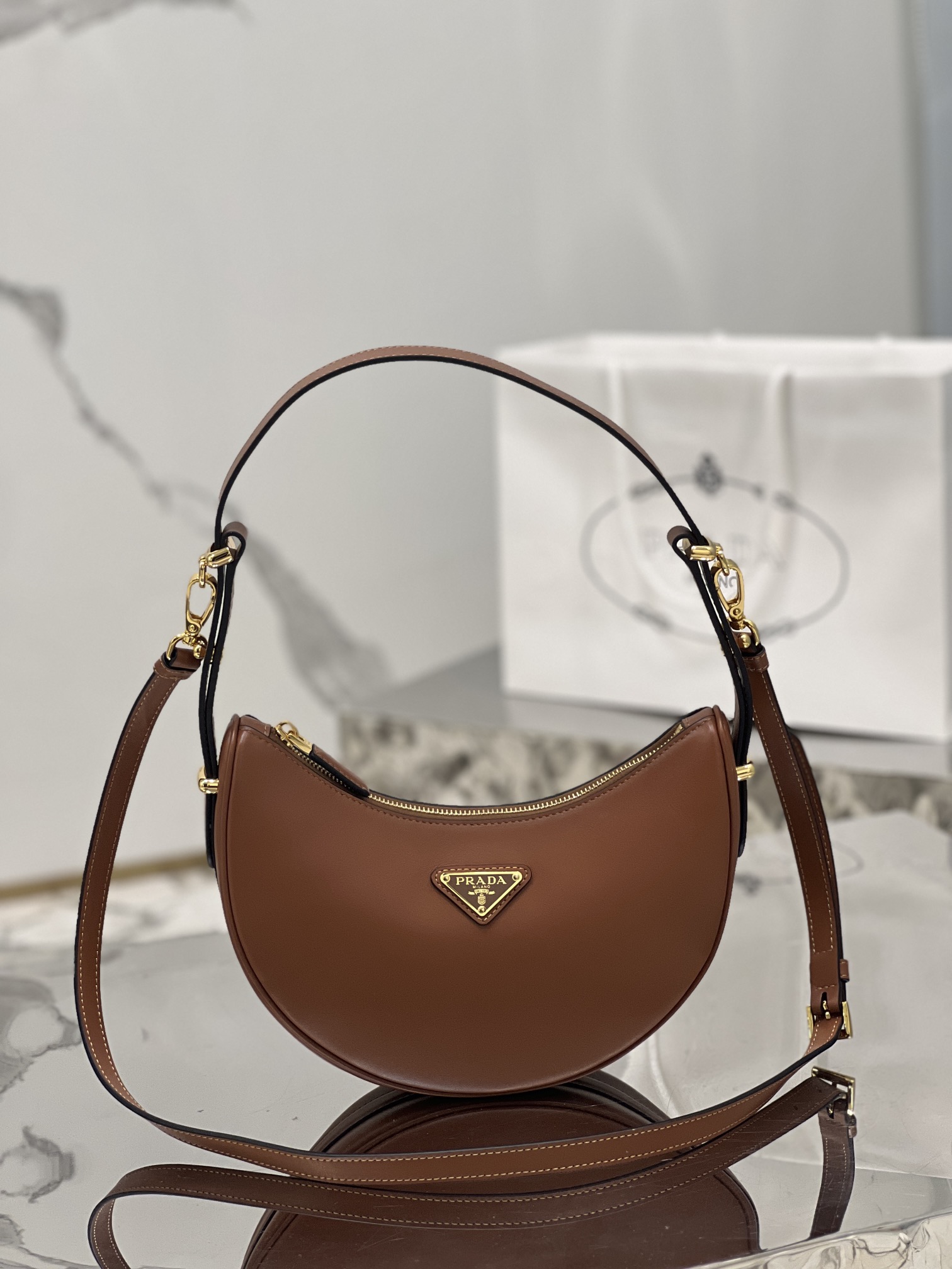 Moon handbag, cowhide with imported lamb leather lining. Model number: 1BC194  