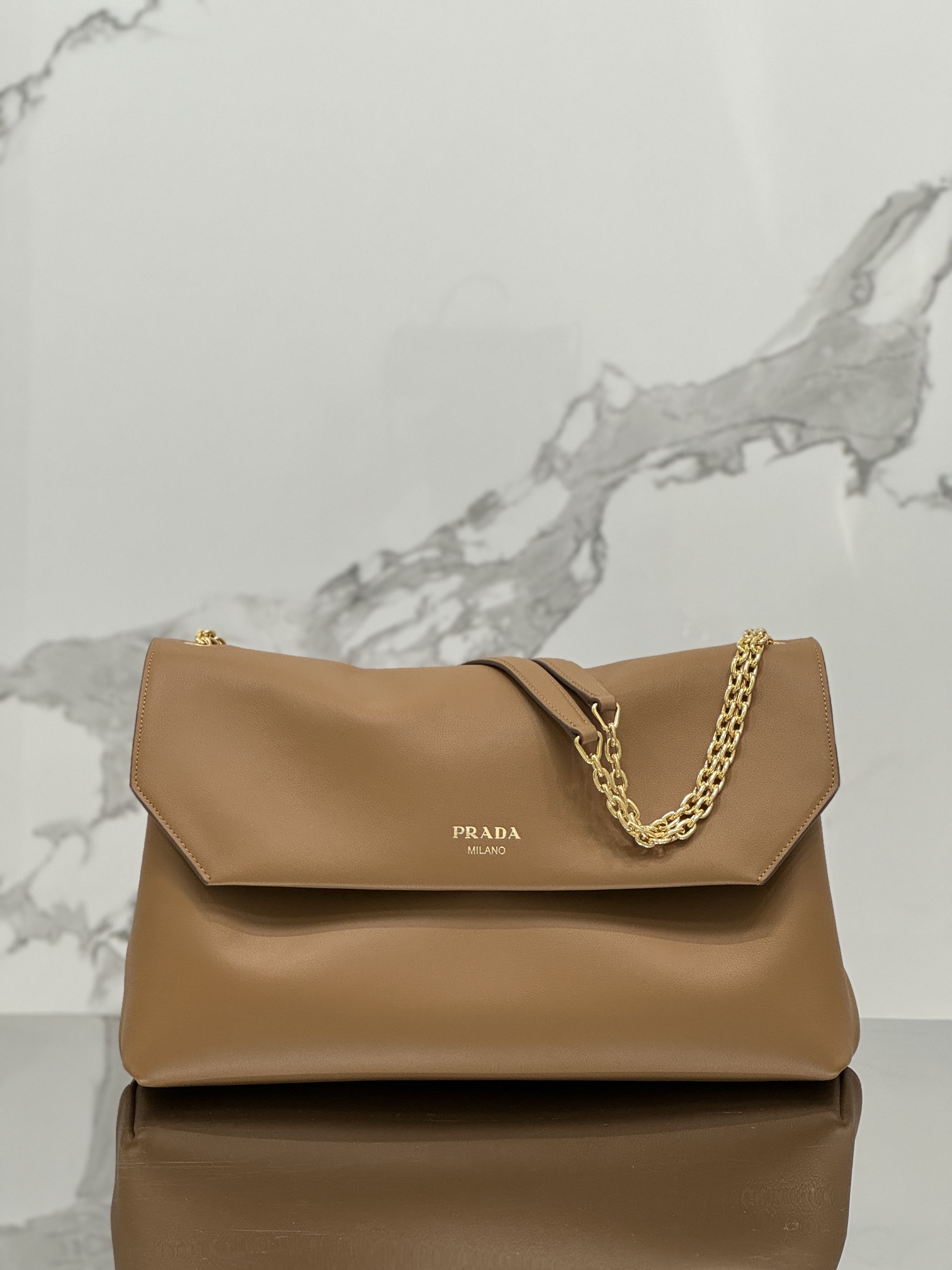 Chain bag, made with imported calf leather and lined with imported soft sheepskin. Model number: 1BD368  