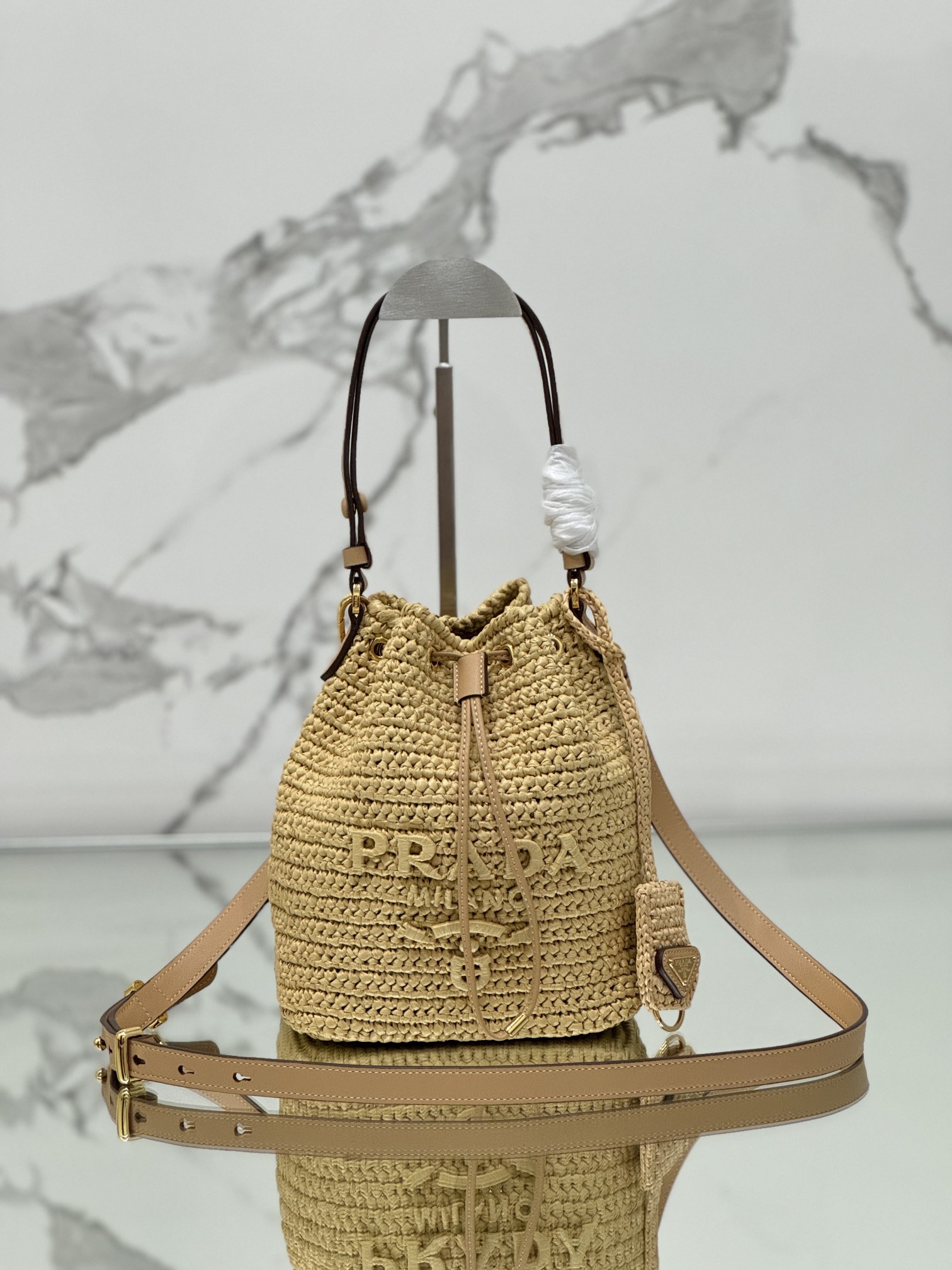 Woven drawstring bucket bag, made with raffia weaving. Model number: 1BE068  