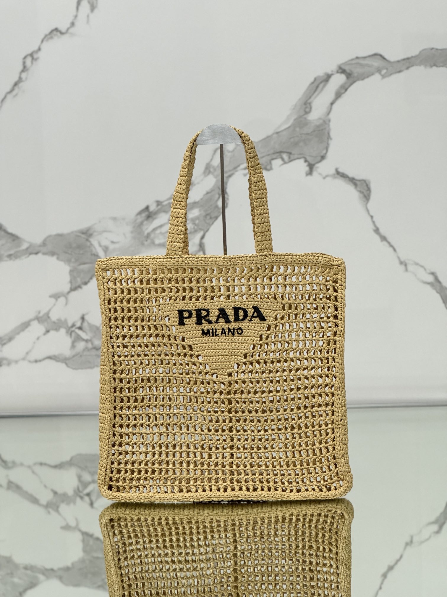 Coconut palm woven tote bag, made with coconut palm fiber material. Model number: 2VG105  