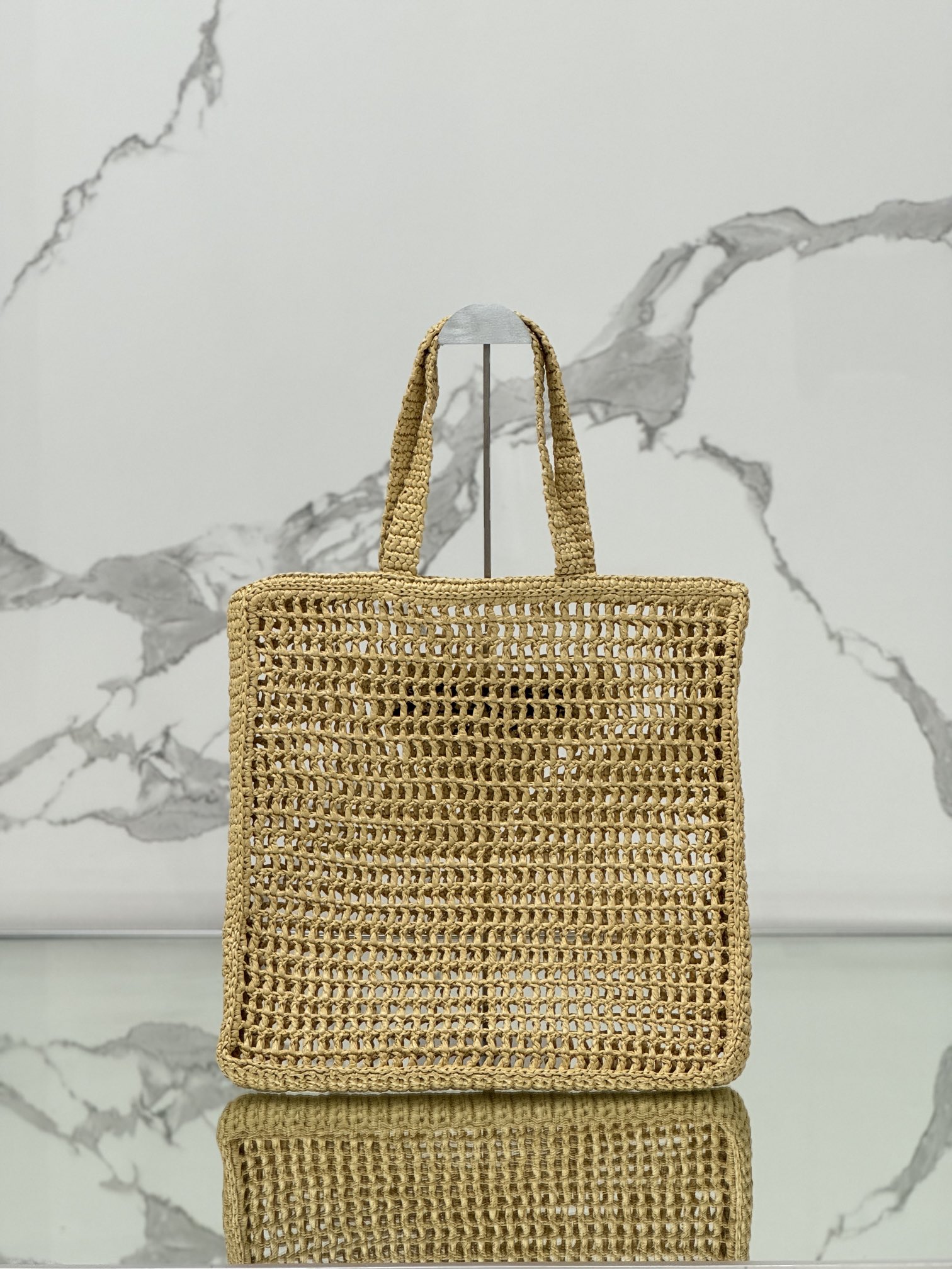 Coconut palm woven tote bag, made with coconut palm fiber material. Model number: 2VG105  