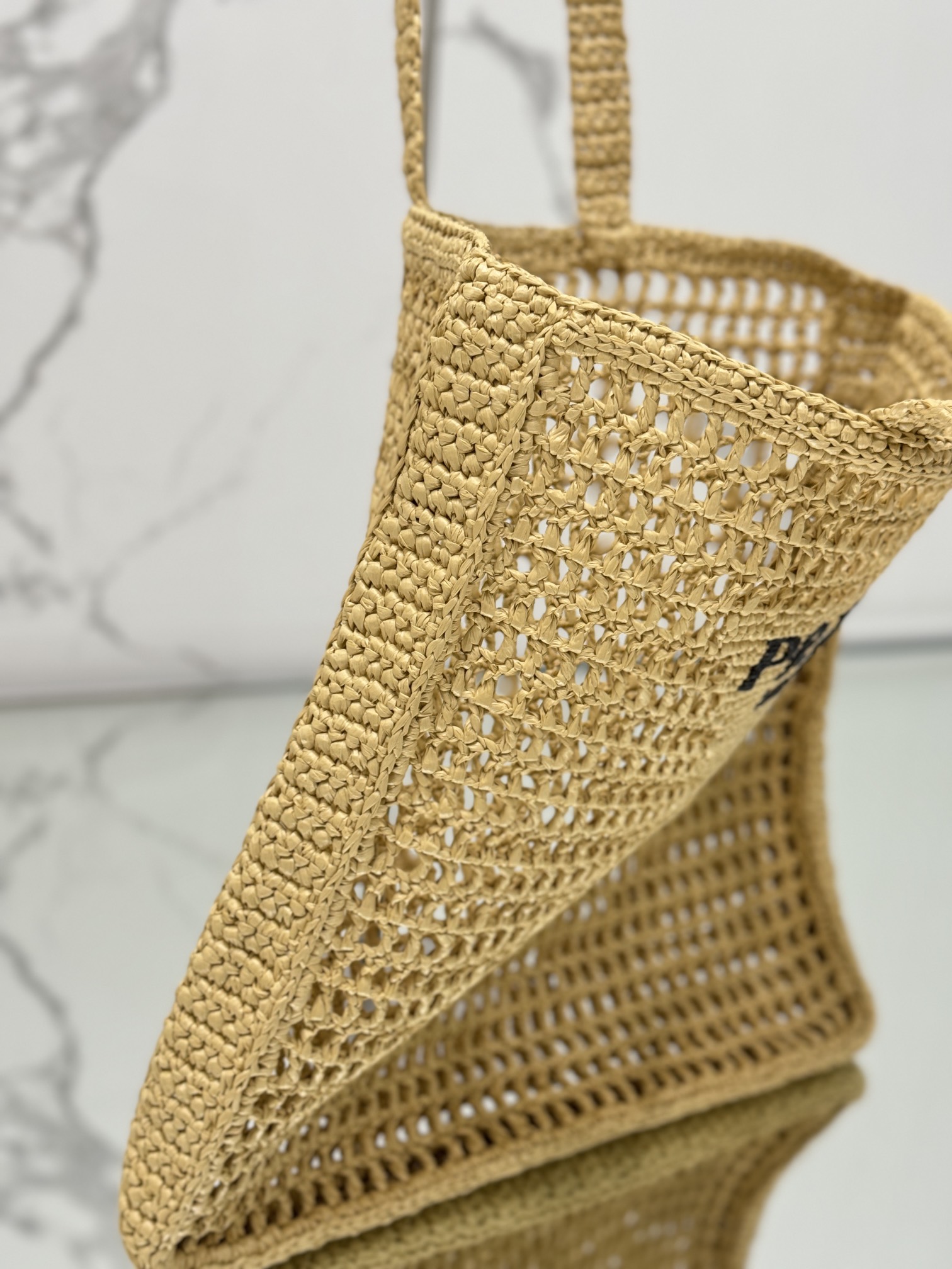 Coconut palm woven tote bag, made with coconut palm fiber material. Model number: 2VG105  