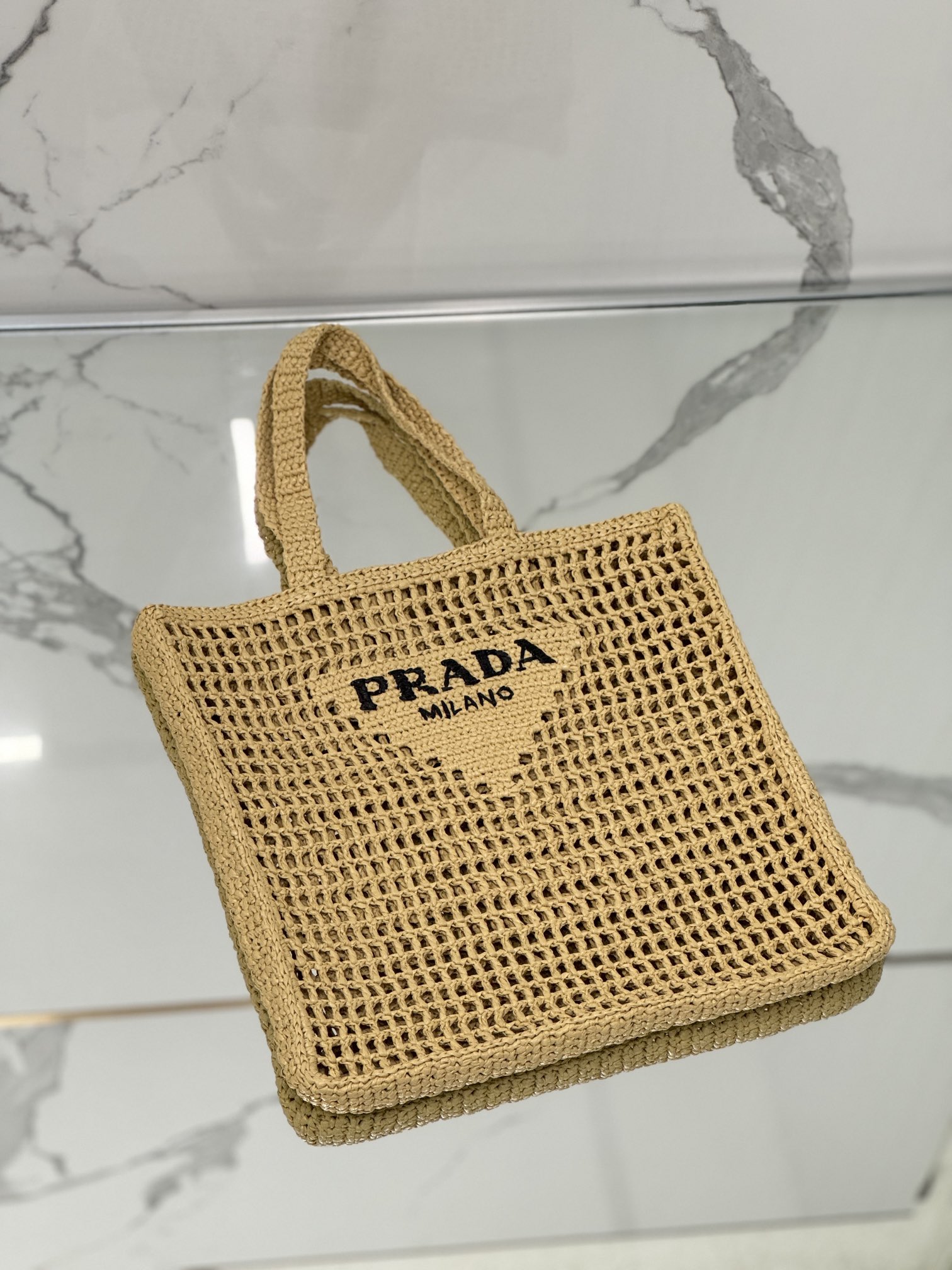 Coconut palm woven tote bag, made with coconut palm fiber material. Model number: 2VG105  