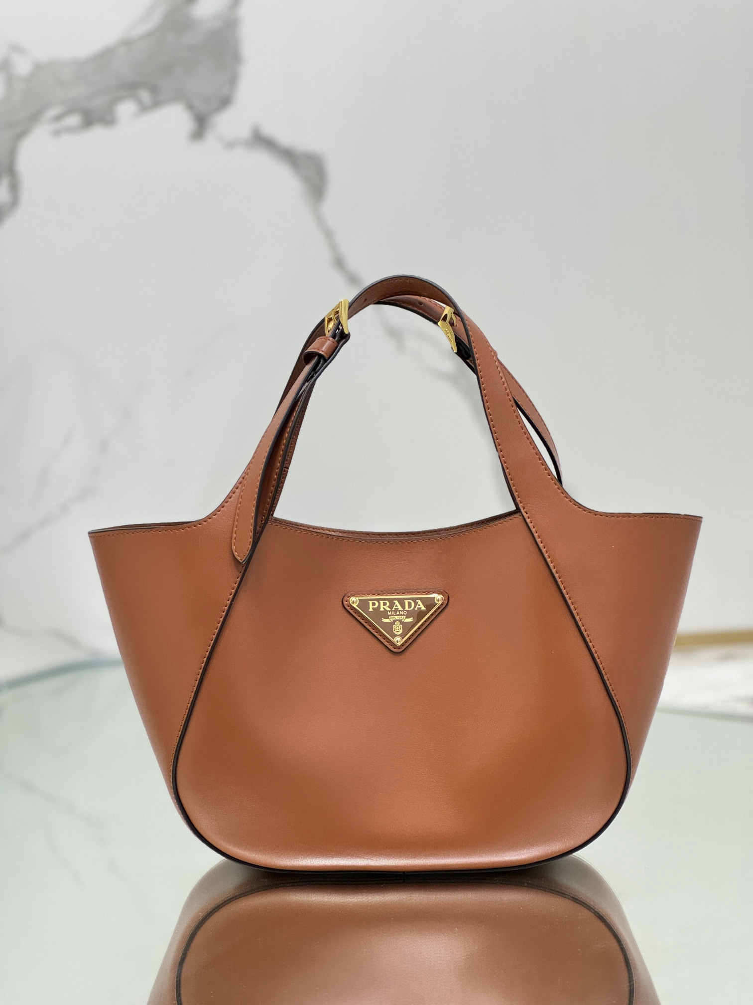 Leather handbag, made with imported calf leather and lined with imported sheepskin, model number: 1BG483  