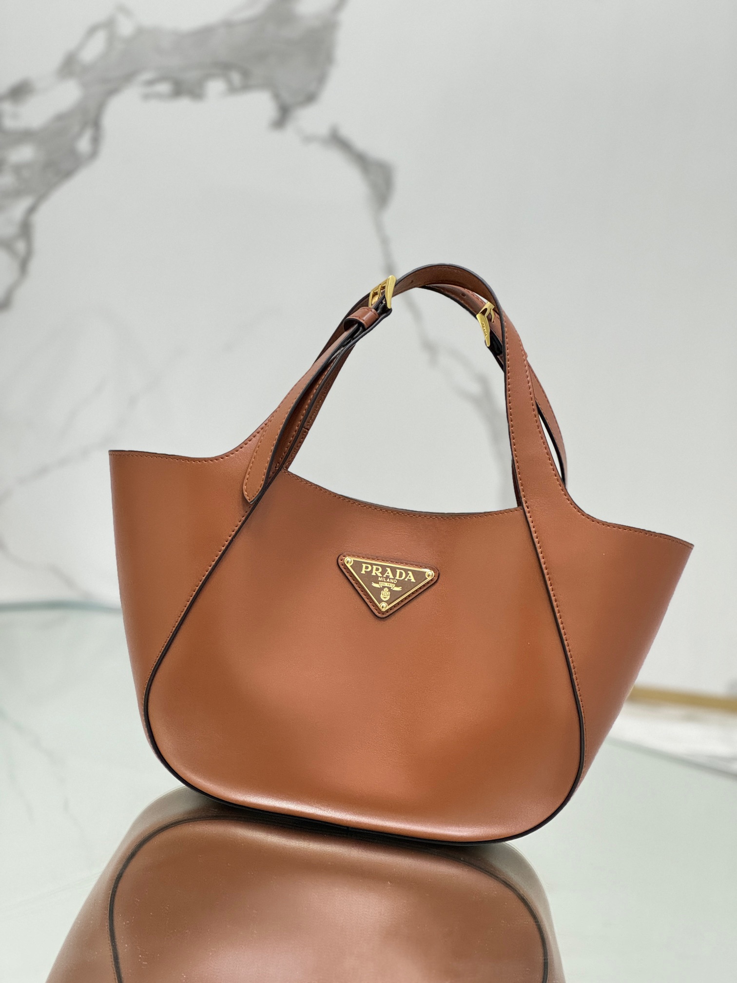 Leather handbag, made with imported calf leather and lined with imported sheepskin, model number: 1BG483  