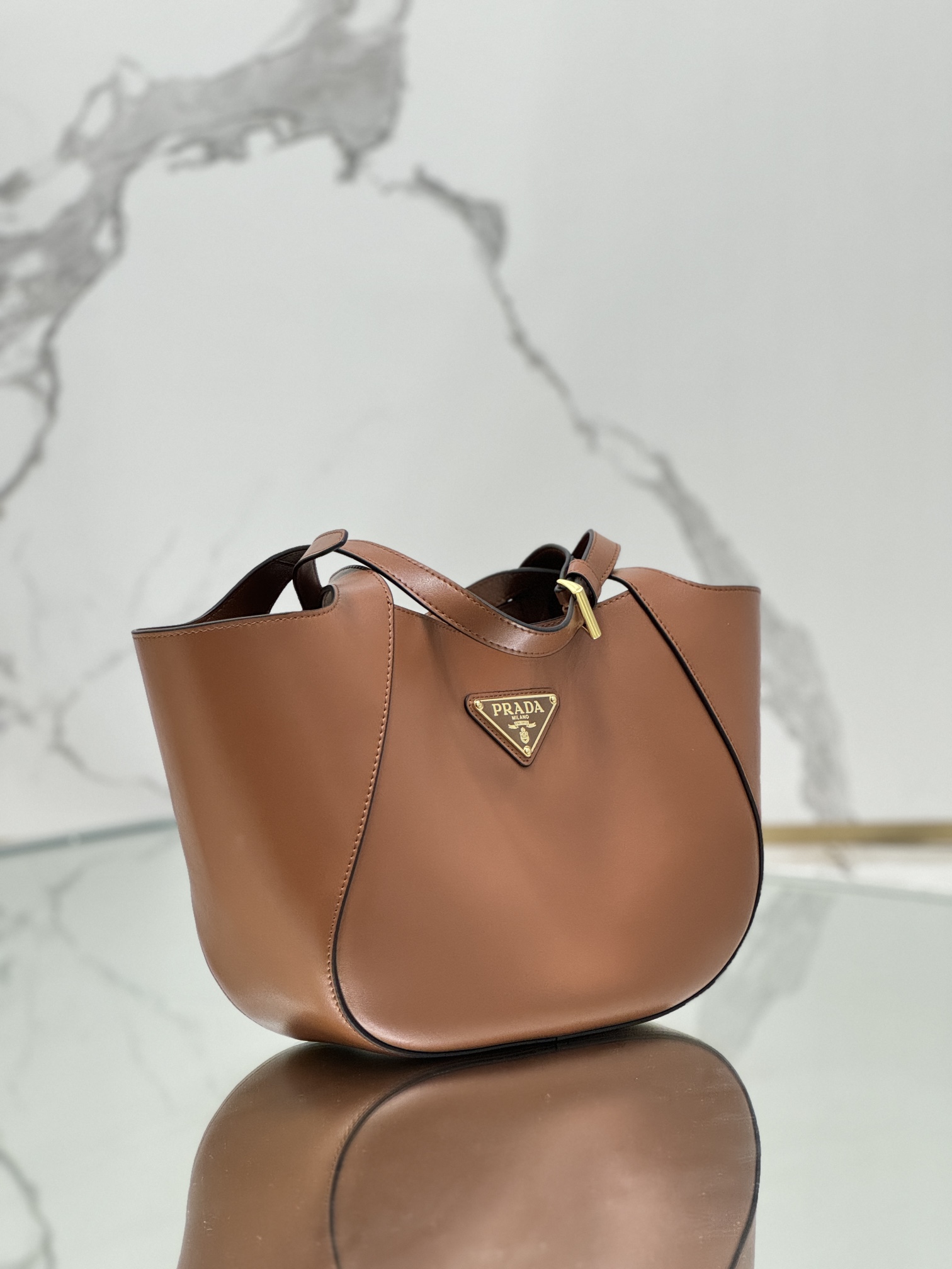 Leather handbag, made with imported calf leather and lined with imported sheepskin, model number: 1BG483  