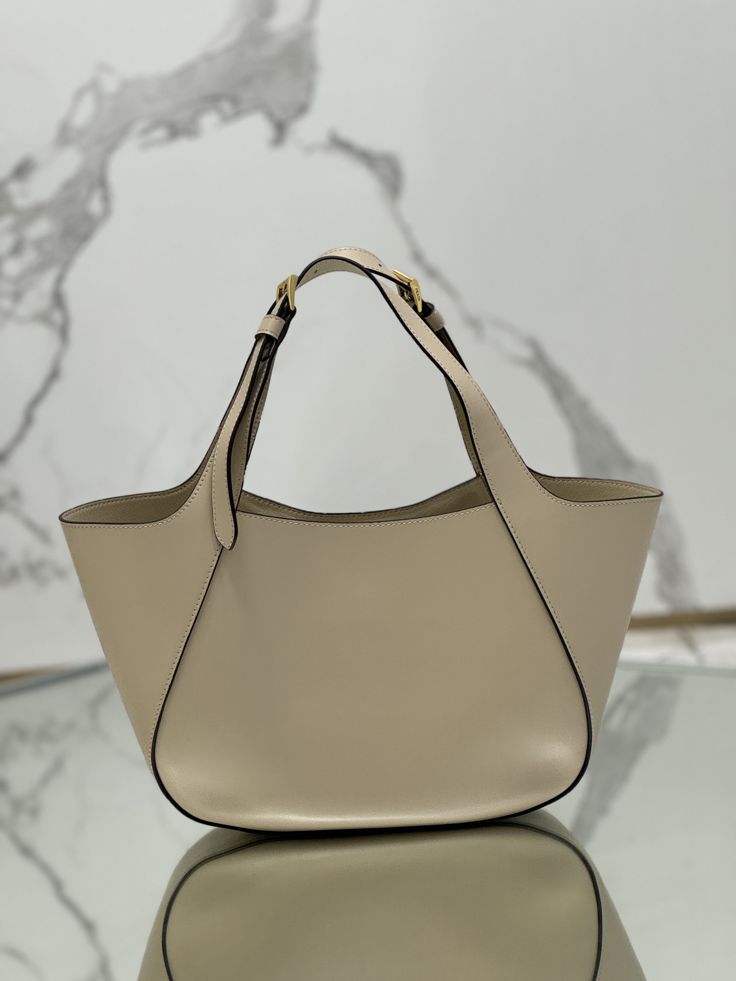 Leather handbag, made with imported calf leather and lined with imported sheepskin, model number: 1BG483  