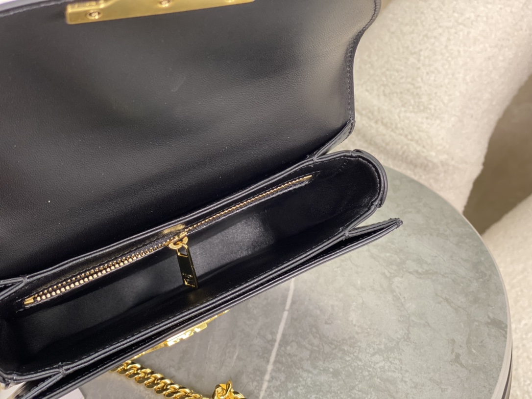 CELINE | Leather Chain Saddle Bag