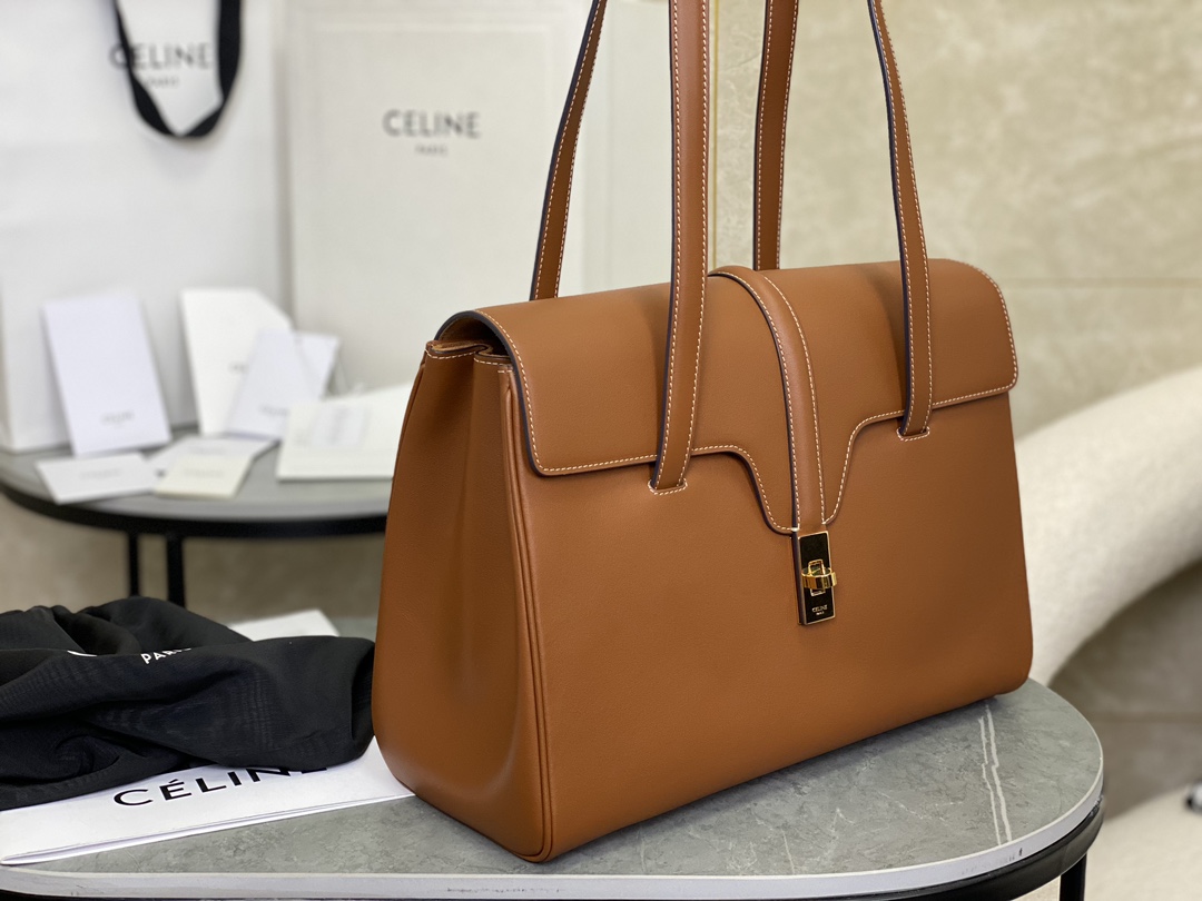 CELINE | SOFT 16 Medium, Smooth Texture Leather