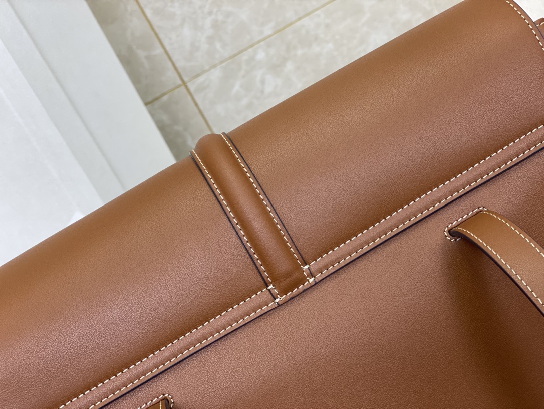 CELINE | SOFT 16 Medium, Smooth Texture Leather