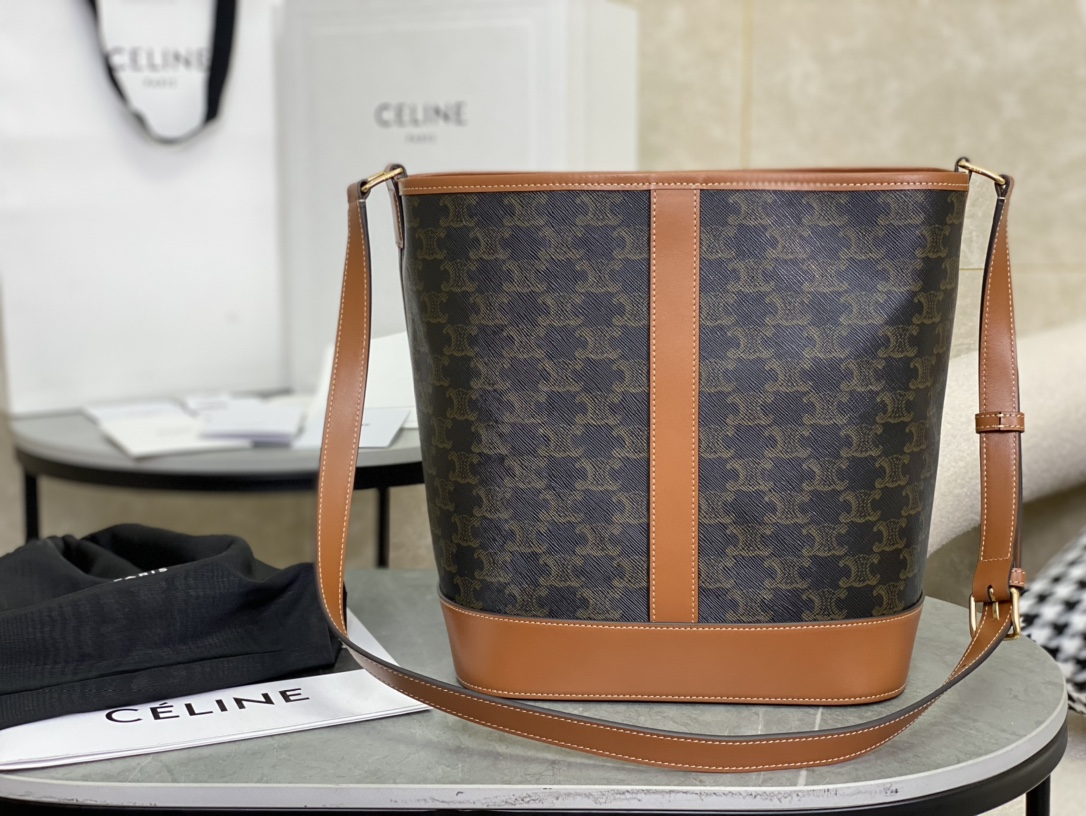 CELINE | Medium Triomphe Bucket Bag  