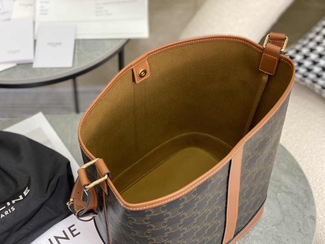 CELINE | Medium Triomphe Bucket Bag  