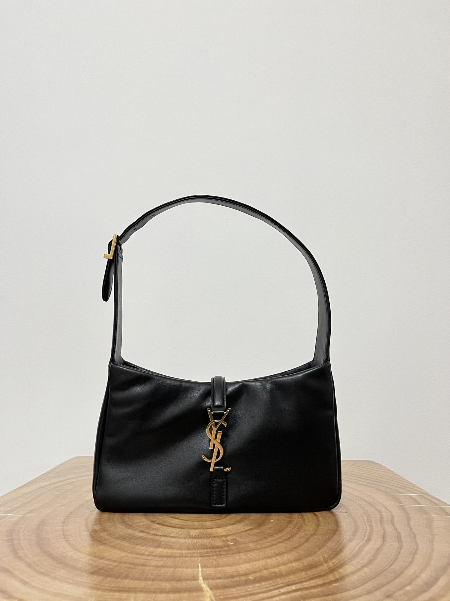 YSL LE 5 À 7 Underarm Bag Sheepskin Black Gold 24.5cm  